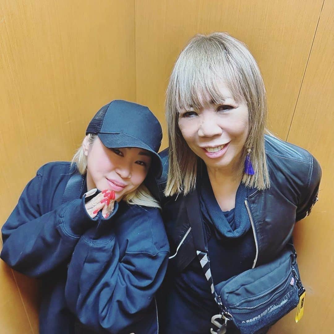 ルナのインスタグラム：「ミッちゃんがロンドン🇬🇧から帰国 多忙な合間に少しだけ密会できた日 ミッちゃんなだけに密会😝 師匠、相変わらずオシャレでした✨ #michikolondon」
