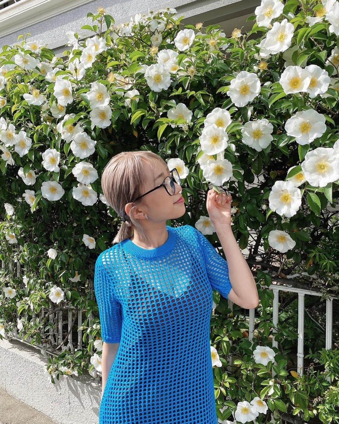 KIMIKA（キミカ）のインスタグラム：「お花って大好き💐 花粉で外出時は眼鏡手放せないけど やっぱり外で沢山の陽を浴びて 沢山の綺麗なものをみたい  自分のご機嫌は自分で取らなきゃ☺︎  今年はより一層応援してくださる ファンの方との繋がりを深めたい！ 同じ目標を持って、同じ方向を向ける 心から信頼できる仲間を増やすのが 今年の私の中の一つのテーマ。  皆は愛せる自分でいれてる？ 人に愛を分けれるくらい幸せで居続けられてる？  いまこの瞬間を一緒に生きて ちょっとした夢を一緒に見てみない？  自分を傷つける場所にいるよりも 自分を輝かせる場所に行こう  #selflove#artist#bemyself#japanese#japaneseculture」