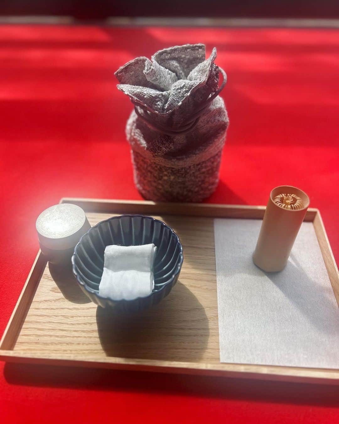 木嶋真優のインスタグラム：「JAPANESE BEAUTY🇯🇵@theginza_official  クローズドのお茶会in京都 全てが息を呑む素晴らしい会でした。 日本の美と世界に誇るクオリティーが ビューティー＋ファッション＋日本文化との融合で とんでもないパワーが凝縮された空間に圧倒されました。 @mai.serizawa さんに感謝🙏@boutique.serizawa  @hosoo_official の西陣織のお仕立ての美しい野点セット、 今日の記憶と共に宝物になりました。 大切にします。」