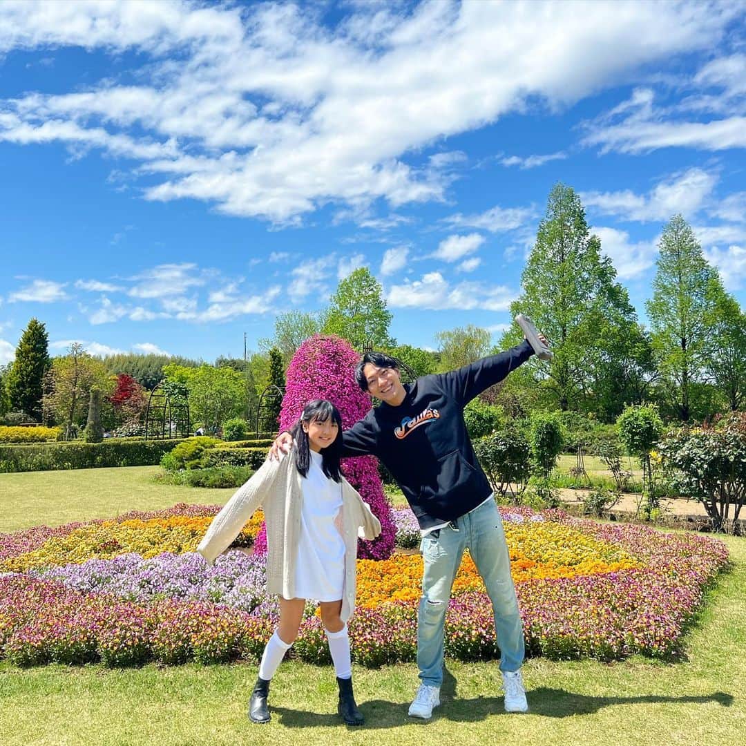 筧沙奈恵さんのインスタグラム写真 - (筧沙奈恵Instagram)「ネモフィラ💠 ・ 千葉県にある清水公園に行ってきました！施設内にある「花ファンタジア」では、今ネモフィラが見頃！ ・ 一面ブルーのネモフィラが咲いていて、とってもキレイでした😍 ・ 他にも色々なお花やキレイに形が整えられた植物がたくさんあって、写真を撮りたくなるスポットがたくさん！ ・ 休憩はcaféるぴなすにて🍽 ネモフィラソーダや落花生アイスなど、ちょっと変わったメニューが豊富でした！目にも楽しくて、味も美味しかった✨ ・ 小腹を満たして、さらに散策🍨🧇 ・ いい空気を吸いながら自然の中をお散歩するのも気持ちよかった✨ ・ この日は前日に雨が降っていてアスレチックがお休みだったので、次回はアスレチックにも挑戦したいと思います😍 ・ #supported #清水公園 #shimizukoen #花ファンタジア #カフェるぴなす #ネモフィラ #フラワーパーク #フラワーガーデン #花 #お出かけ #お出かけスポット#花のある暮らし #写真好きな人と繋がりたい #花好きな人と繋がりたい　#千葉県 #野田市 #写真撮ってる人と繋がりたい #写真好きな人と繋がりたい #ファインダー越しの私の世界 #最高 #子連れお出かけ　#2児ママ　#2児パパ」4月21日 16時31分 - sanaekakei