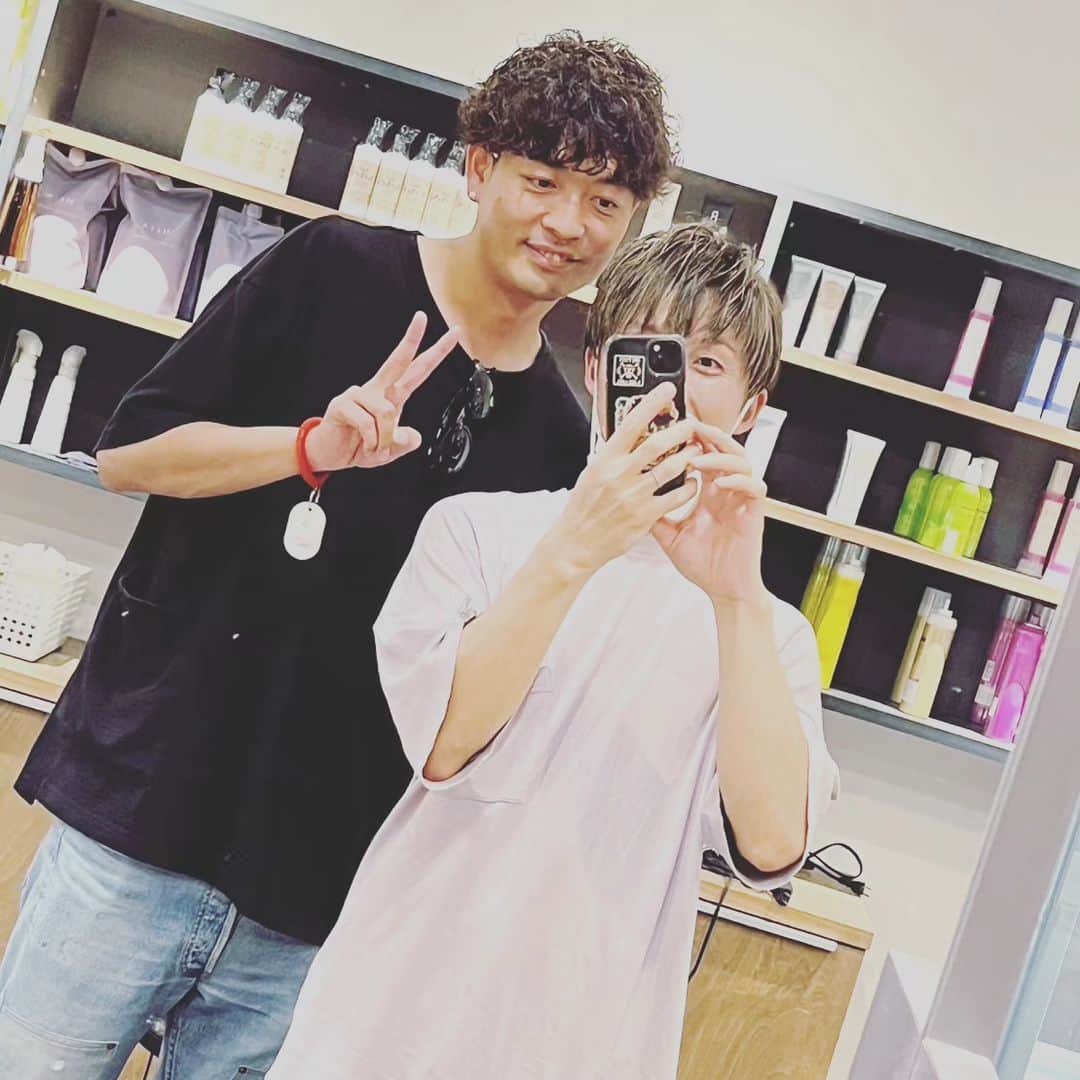 中村昌也のインスタグラム：「２日ほど関西へ😆 幼なじみにパーマ掛けて貰いました❕ 以前チェキを送ってくれた幼なじみ😆 大きいプードルみたいになったw ありがとう😆 今日から宮古島戻ります❕ お店も営業しております😆 宮古島市平良下里646-2 バロックビル6階 20時〜朝4時 #宮古島 #沖縄 #宮古島バー #miyakojima #miyakojimabar #バーイズ #イズ #baris #is #newopen #居酒屋 #海 #beach #japan #中村昌也」