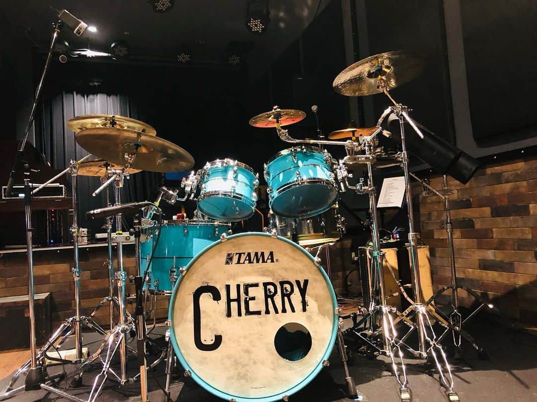 小柳“Cherry”昌法さんのインスタグラム写真 - (小柳“Cherry”昌法Instagram)「リハーサルなう♪♪♪ 今回のライブでは ウン十年ぶりにwwオクタバンの登場なり！！😮 やっぱり90年の頃のライブでは 必需品だったので！！😉 ライブも来週に迫って来ました！！ 盛り上がって来たよー♪♪♪ 🤟😆 #小柳Cherry昌法 #drummer_cherry #ドラマー #tamadrums #zildjian #aspr #lindberg #4/27はzeppダイバーシティ」4月21日 16時33分 - cherry_drummer