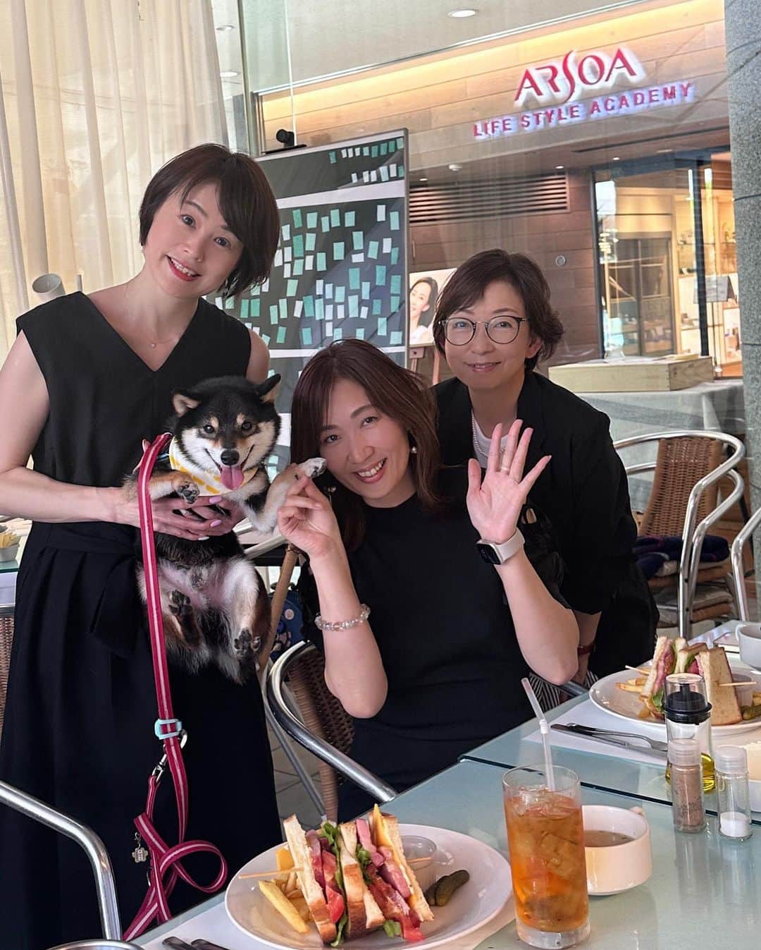 岩瀬玲のインスタグラム：「今日は美容家さんランチ会❤️ 何年振りに会ったか思い出せないくらい久しぶり😍 偶然みんな黒い格好😂  美容の話しなかったけど😂  サブも連れて行ったら なんかソワソワしちゃって 大変😅😅  それにしてももう暑いし 紫外線強い💦💦  人と会う機会が増えて嬉しいなー  #再会 #美容家 #表参道」
