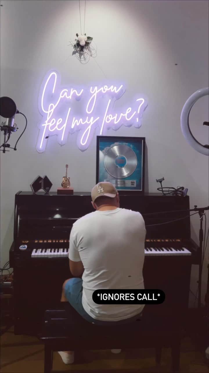 シェパードのインスタグラム：「Hope you are all enjoying your Friday evening! Stream ‘Good Time’ to have an even better one 🍻」