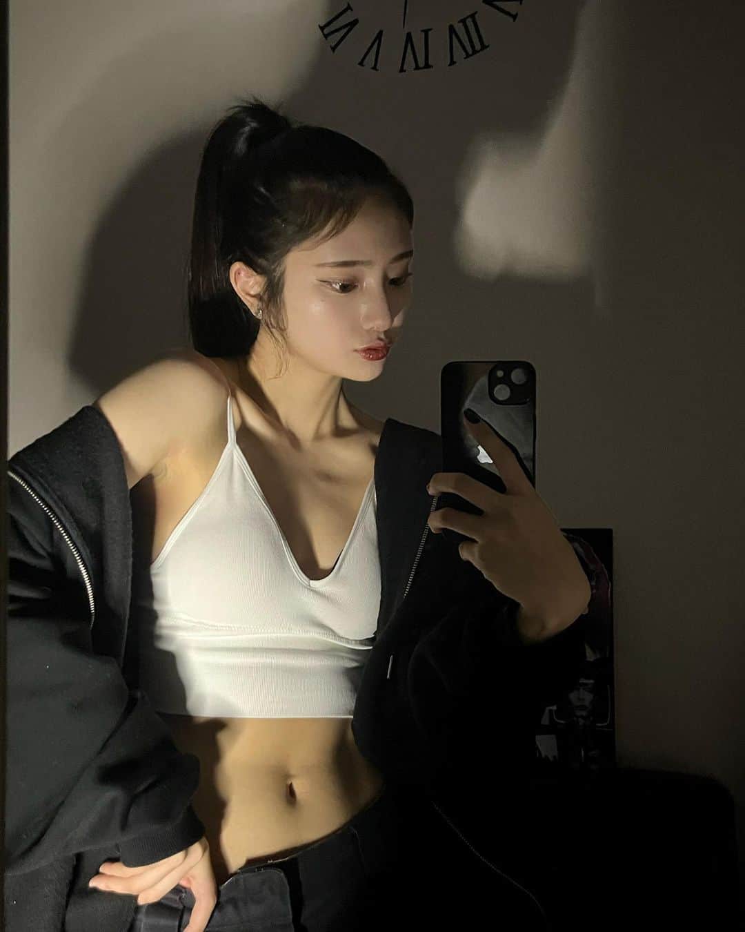 大西陽羽のインスタグラム：「運動する時のコーデ⸜🫶🏻⸝‍ トップスはロックユアハーツの春の新作で発売されやつ~!! めちゃくちゃラフで動きやすいの!! 春になってきたのでこれから活躍です！  @lockyourhearts_official   #ﾛｯｸﾕｱﾊｰﾂ #lockyourhearts #PR  #ファッションコーデ #マミーナ #海外ファッション #ファッションコーデ #マミーナ #下着 #キャミソール #春夏コーデ #ﾃﾞｨｱﾗｳﾞ #dearluv #ﾘﾌﾞ #ﾉﾝﾜｲﾔｰﾌﾞﾗ #ﾌﾞﾗﾄｯﾌ #ﾅｲﾄﾌﾞﾗ  #ポニーテール  #パーカーコーデ  #パーカー  #パーカー女子  #黒髪  #黒髪ロング」