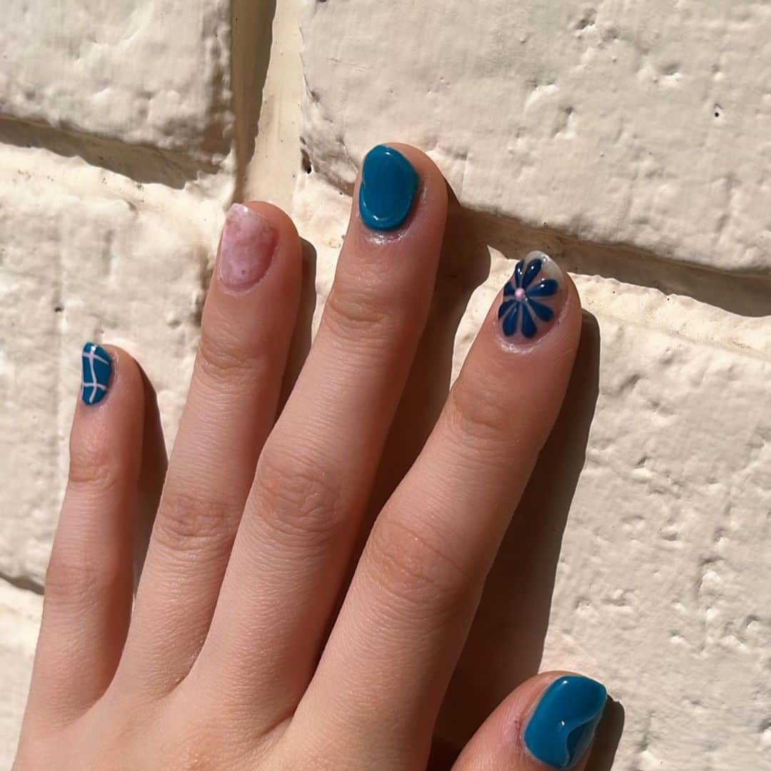 新関碧のインスタグラム：「💅 爪は見える自己肯定感、、 らしいですよ！  今日教えてもらったけど、たしかに、 メイクとか、髪の毛は鏡で見なきゃ自分で見られないけど、爪だけは常に目に入るからなぁ  爪可愛くしただけでだいぶテンション上がるもんね😽」