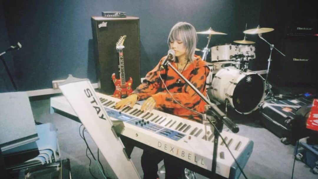 のインスタグラム：「お久しぶりです まずは、ライブを楽しみにしてくれていた方、たくさん心配させてしまった皆様にごめんなさい。 そして関係者の皆様、スタッフの皆様、ご迷惑をおかけして申し訳ございませんした。  4s4kiは復活しました！！  異次元でのお休み期間は不安や苦悩、音楽やめたい！とかもあったけど、応援してくれてるみんなとライブで会えることを楽しみに闘ったよ。 今もゆっくり戦闘中なんだけどね。  待っててくれたみんな、本当にありがとう。 愛してくれる方々のおかげで復活できたよ。  音楽大好き、ライブ大好き  これからも誰よりも真摯に音楽を楽しんでいくよ！  まずは4/29の苺祭。強くなった4s4kiを楽しみにしててね！かますわよ！ 地球背負って外星人もライブ呼んじゃう！！ これからもみててね🛼🎆🪅🌏  ありがとう、クソでけーloveです🪐  4s4ki」