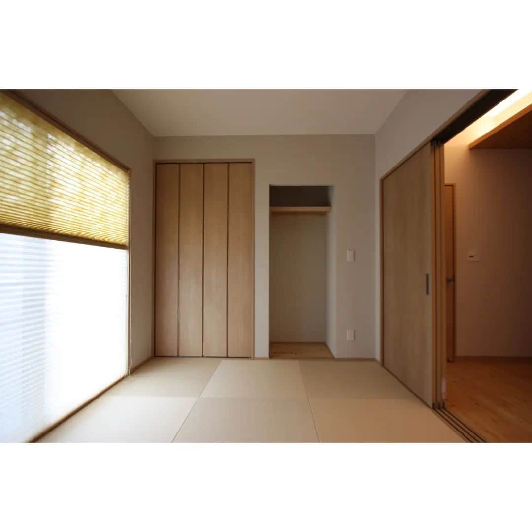 井上建設株式会社（下関）さんのインスタグラム写真 - (井上建設株式会社（下関）Instagram)「展示場見学のご予約はこちら👉@inouek1018  山口県下関で注文住宅を建てる井上建設です👩  今回は施工事例『無垢床材が心地よい平屋』をご紹介します✨  お家づくりの参考にぜひしてみてください🏘️  ---------------------------  下関で注文住宅を建てる井上建設では  家づくりについて 知っておきたい情報を発信しています👩  少しでも興味があれば、 ぜひフォローお願いします✨  ---------------------------  #注文住宅 #マイホーム #家づくり #新築 #失敗しない家づくり #後悔しない家づくり #家づくりアイデア #マイホーム計画 #マイホーム計画中の人と繋がりたい #デザイン住宅 #間取り図 #間取り #山口 #下関 #inouek #井上建設　#井上建設下関 #家をたてよう  #無垢材の床 #平屋」4月21日 16時40分 - inouek1018