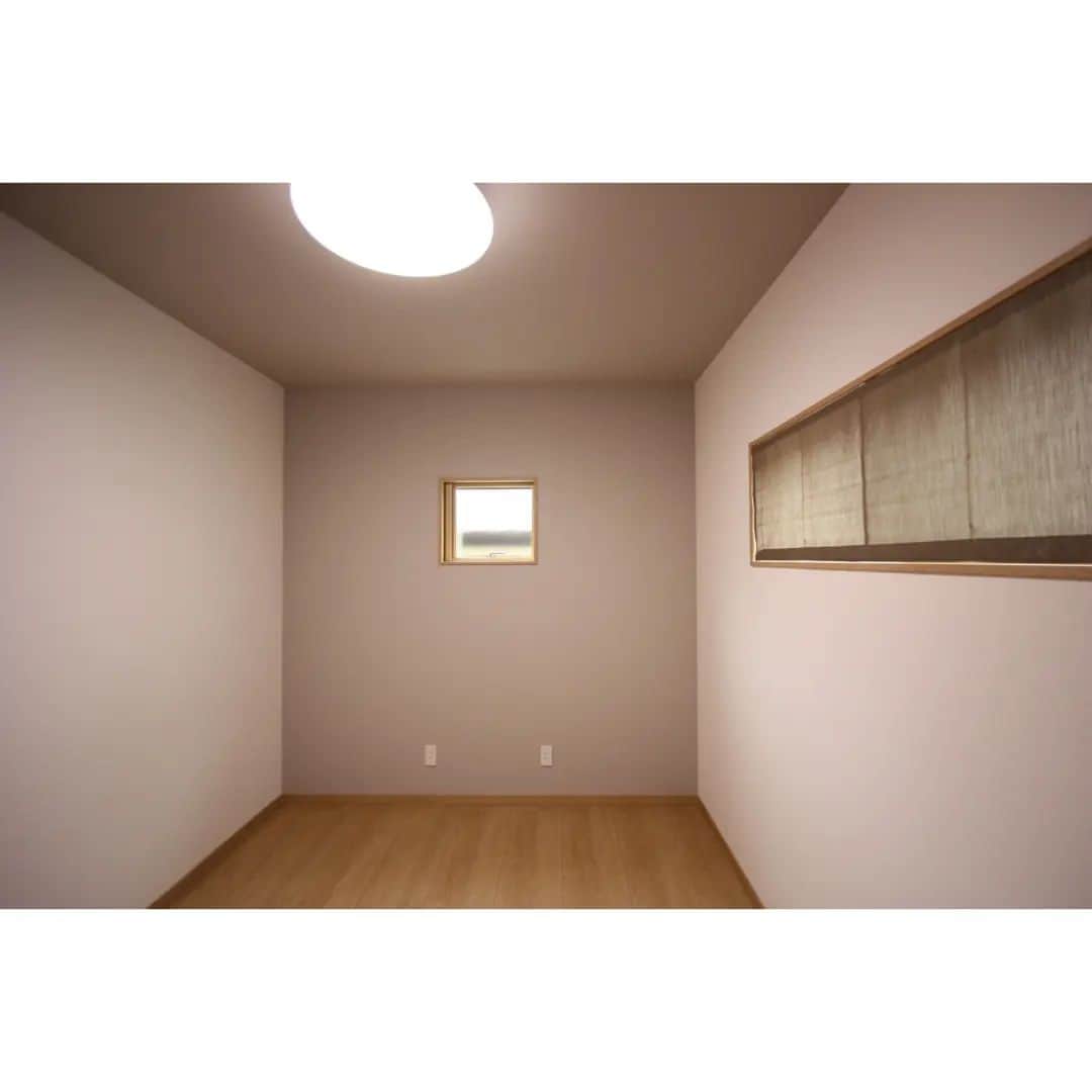 井上建設株式会社（下関）さんのインスタグラム写真 - (井上建設株式会社（下関）Instagram)「展示場見学のご予約はこちら👉@inouek1018  山口県下関で注文住宅を建てる井上建設です👩  今回は施工事例『無垢床材が心地よい平屋』をご紹介します✨  お家づくりの参考にぜひしてみてください🏘️  ---------------------------  下関で注文住宅を建てる井上建設では  家づくりについて 知っておきたい情報を発信しています👩  少しでも興味があれば、 ぜひフォローお願いします✨  ---------------------------  #注文住宅 #マイホーム #家づくり #新築 #失敗しない家づくり #後悔しない家づくり #家づくりアイデア #マイホーム計画 #マイホーム計画中の人と繋がりたい #デザイン住宅 #間取り図 #間取り #山口 #下関 #inouek #井上建設　#井上建設下関 #家をたてよう  #無垢材の床 #平屋」4月21日 16時40分 - inouek1018