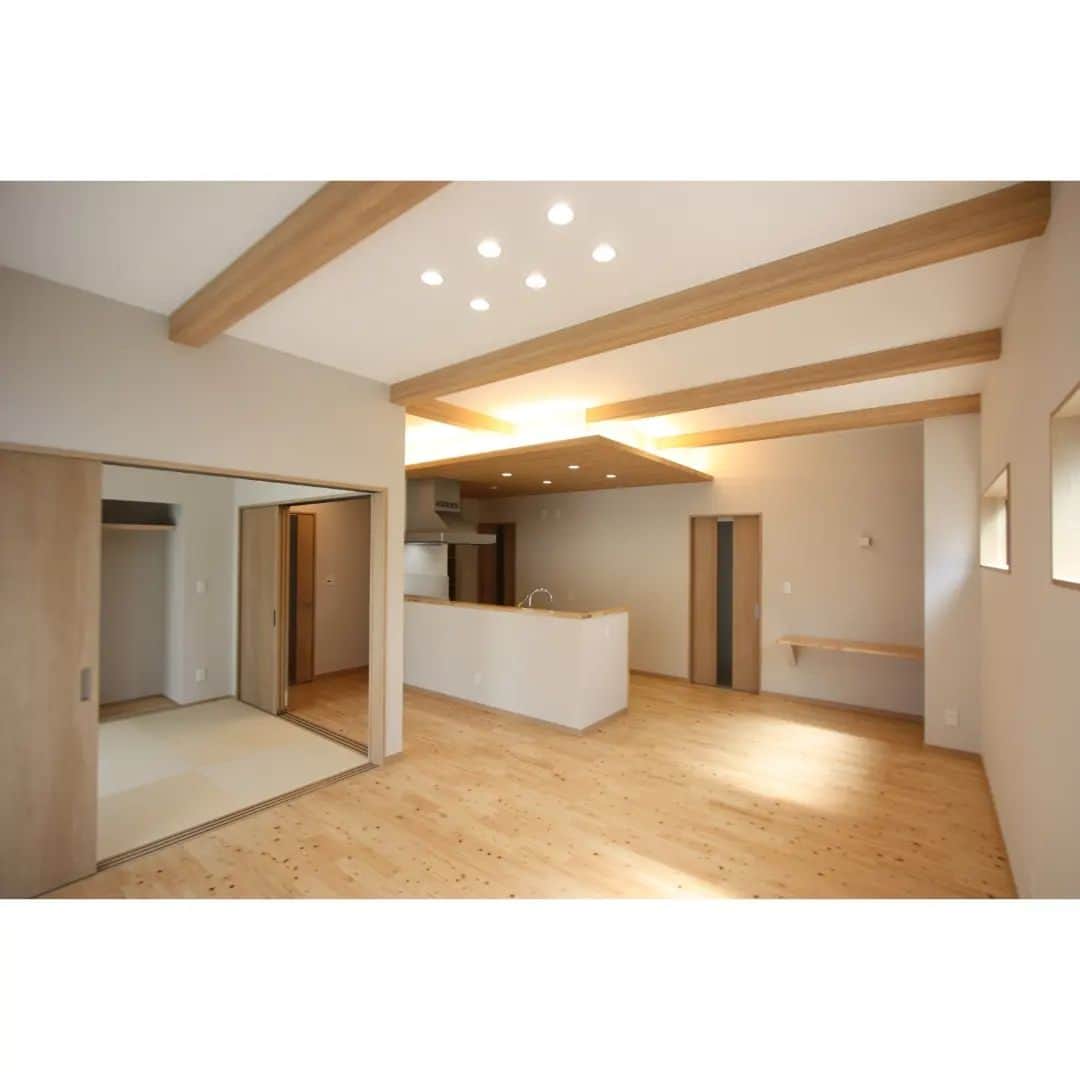 井上建設株式会社（下関）さんのインスタグラム写真 - (井上建設株式会社（下関）Instagram)「展示場見学のご予約はこちら👉@inouek1018  山口県下関で注文住宅を建てる井上建設です👩  今回は施工事例『無垢床材が心地よい平屋』をご紹介します✨  お家づくりの参考にぜひしてみてください🏘️  ---------------------------  下関で注文住宅を建てる井上建設では  家づくりについて 知っておきたい情報を発信しています👩  少しでも興味があれば、 ぜひフォローお願いします✨  ---------------------------  #注文住宅 #マイホーム #家づくり #新築 #失敗しない家づくり #後悔しない家づくり #家づくりアイデア #マイホーム計画 #マイホーム計画中の人と繋がりたい #デザイン住宅 #間取り図 #間取り #山口 #下関 #inouek #井上建設　#井上建設下関 #家をたてよう  #無垢材の床 #平屋」4月21日 16時40分 - inouek1018