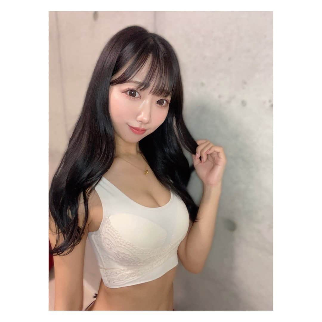 肥川彩愛さんのインスタグラム写真 - (肥川彩愛Instagram)「． ． ． ストーリーには載せたんだけど、、 ． 最近新しいナイトブラGETしたよ🤍 最近お胸のケア怠ってたら おっぱいが背中の方に流れていっちゃって 背中のお肉が気になり始めたの😭 ． ナイトブラって今まで色々試してきたんだけど ここもっとこうだったらいいのに。 とかゆるくて寝転がったらお肉が流れちゃったり 逆にきつくて苦しいから寝心地悪かったり色々あって長続きしなかったのね🥲 昔下着屋さんで働いてたから下着には詳しい方なんだけど… このナイトブラ、脇のところにシリコンキャッチャーっていう お胸が流れないような設計になってるし(シリコンだから痛くない。これ大事！) し、あやはアンダーが細い方でなかなかアンダーが合うものないんだけど これはアンダーに5段階のホックがあって どんな体型の人にも合うようになってるのもポイント高い！🥺 アンダーが小さかったり大きかったりすると 下からお肉がはみ出しちゃうんだけどそれがないの！ つけてみてほんとに感動😭💓 まだ使い始めて1カ月もたってないのにもうすでに 実感してきてて使い続けるのが楽しみ✨ ． あやはホワイトのMサイズにしたよ💓 他にもブラックとピンクがあるから あやも洗い替え用にGETしようと思ってます🥰 ． 胸で悩んでる人ってたくさんいると思うから 少しでも役にたったらいいな🥺と思って普段あまり胸事情話さないけど話してみました💓 ． 男性のフォロワーさんの方が多いと思うけど、 女性のフォロワーさんにいいものはどんどんおすすめしたいなって思うので ナイトブラの経過も、他にも試してみてよかったものも 共有していけたらなって思います🥰 ． 下着のことになると熱くなるから長くなっちゃったけどそれだけよかったってことなのでみんなもよかったら試してみてね❣️ ． ． ハイライトから飛べます！✨ ． ． ． #ふわっとマシュマロブラ #マシュマロブラ #ナイトブラ #バストケア #pr」4月21日 16時41分 - ayame_1108