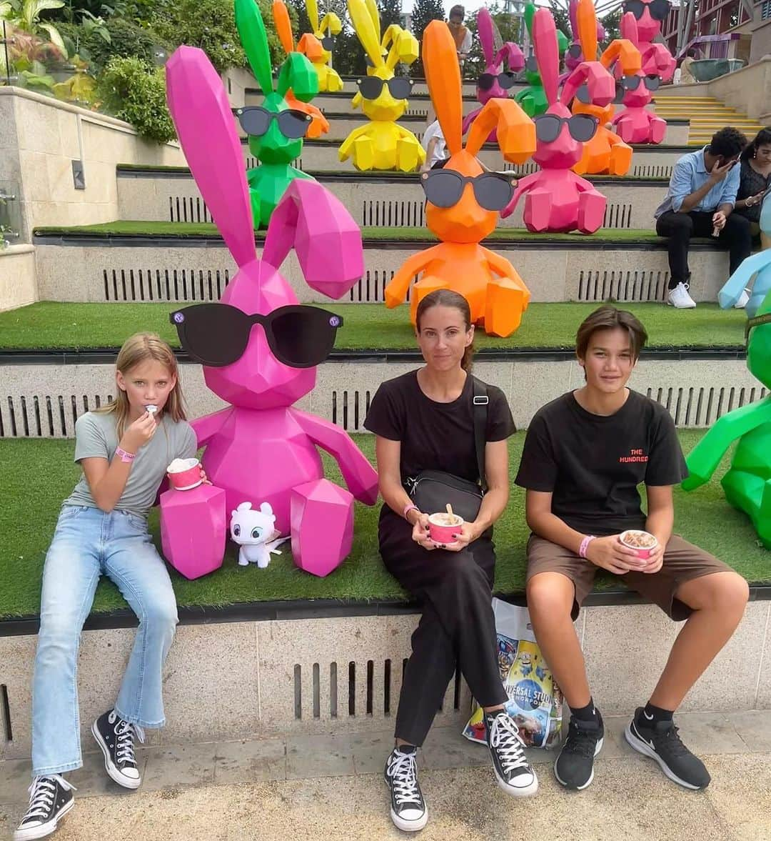 マイケル・クリムのインスタグラム：「Full of smiles and ice cream after a fun day at @universalstudiossingapore , sometimes the inner child needs to take over! #singapore #universalstudios @michelleowen @roccoklim #frankieklim」