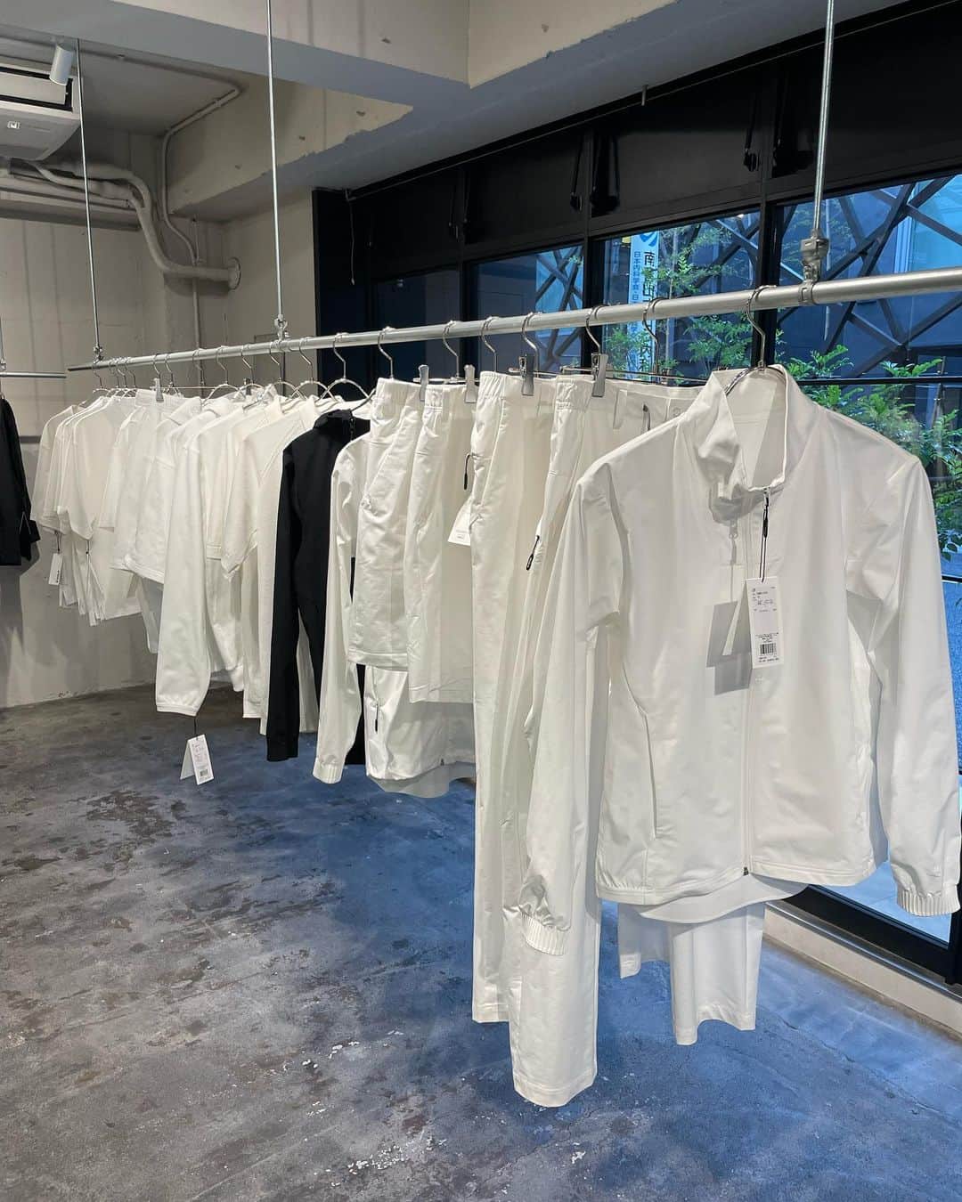 紺野ゆりさんのインスタグラム写真 - (紺野ゆりInstagram)「@andperse_andgolf   and per seより、新たなゴルフの価値観を提案する新レーベル「& GOLF（アンド ゴルフ）」が 本日ローンチしました☆  「ゴルフシーンとライフシーンの垣根を超える服」がコンセプトで、 私服でも着れそうな自由度の高いウェアがたくさんでした☆ メンズのみですが、女性が着ても可愛い😍✨  チェックしてみてね☆  ちなみに私はメンズのLサイズ着用してます^ ^  #yurigolf🦋  #andgolf #アンドゴルフ #PR #golf#golfswing#ゴルフスイング#golfwear#ゴルフ女子#골프#골프스윙#골프여자 #ゴルフウェア」4月21日 16時42分 - yuri_konno_official