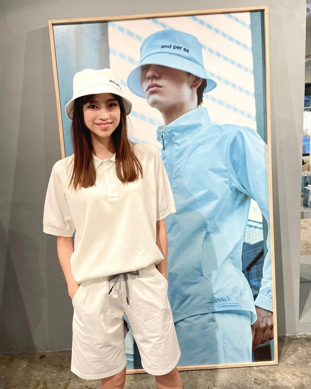 紺野ゆりのインスタグラム：「@andperse_andgolf   and per seより、新たなゴルフの価値観を提案する新レーベル「& GOLF（アンド ゴルフ）」が 本日ローンチしました☆  「ゴルフシーンとライフシーンの垣根を超える服」がコンセプトで、 私服でも着れそうな自由度の高いウェアがたくさんでした☆ メンズのみですが、女性が着ても可愛い😍✨  チェックしてみてね☆  ちなみに私はメンズのLサイズ着用してます^ ^  #yurigolf🦋  #andgolf #アンドゴルフ #PR #golf#golfswing#ゴルフスイング#golfwear#ゴルフ女子#골프#골프스윙#골프여자 #ゴルフウェア」