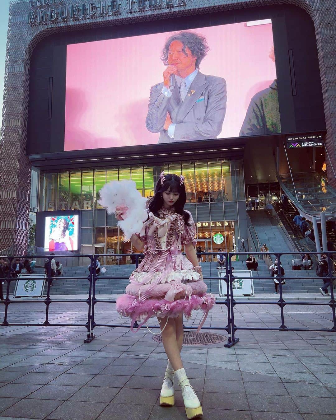 かすさんのインスタグラム写真 - (かすInstagram)「. LARME10周年おめでとうございます🌷 . 記念すべき日に携われて幸せです . 特別な衣装とステージで 歌舞伎町を歩かせて頂きました👠 . 衣装はキャロちゃん💘 メイクはむっちゃんでした🌛 . これからもLARMEと一緒にがんばっていきます☁️🩵 . #LARME #LARME10周年」4月21日 16時49分 - kasuu_kasu