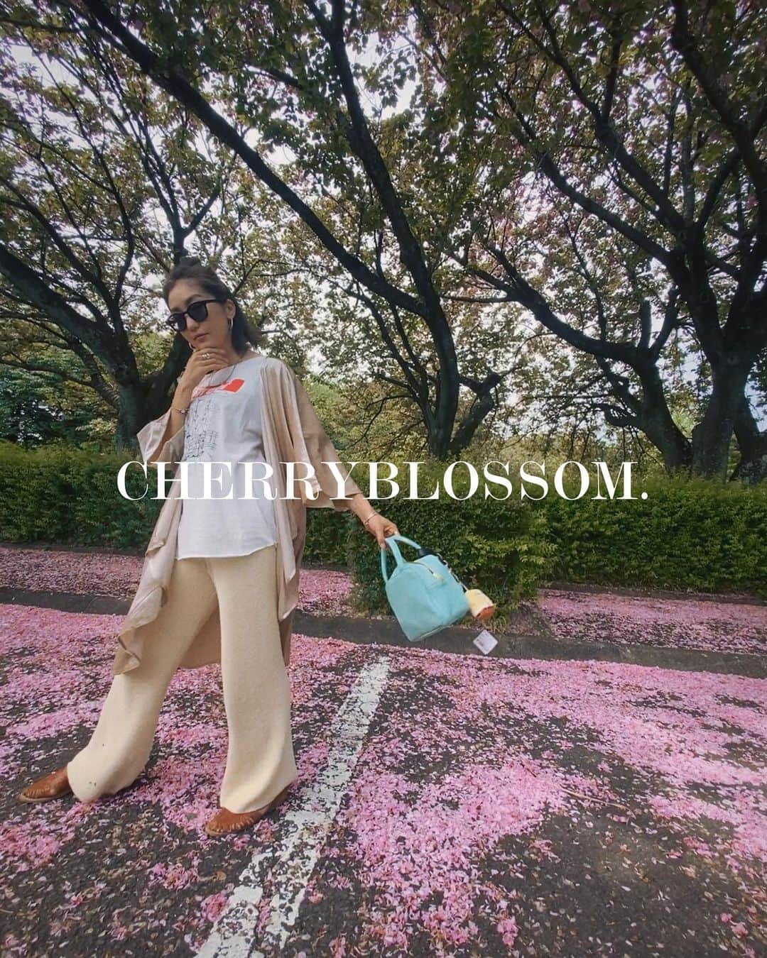 堀舞紀さんのインスタグラム写真 - (堀舞紀Instagram)「🌸🌸🌸  八重桜の絨毯〜ッッ  春が終わるねーーー🙄  一瞬だた。ハカナ〜。  今日はet.を長時間抱っこして ヘトヘト🤷🏽‍♀️ 10キロ以上の負荷をかけて 散歩してるんだから ボディービルダーに なっちゃいそょ🏋🏽‍♀️  新しく仲間入りした 🤖ボストンbag🤖 @ayakawasaki  アヤさんの新作🫶🏾  小ぶりだけどマチがあるから 沢山入るし カラーもとっても可愛くて😩💨  コロン　コロン　ってしてて たまらなく愛おしい。。  小さい子いても ベビーカーにひっかけたり 腕にかけて生活してると 意外とイケタ🙌🏾ッッ  ママのサブバッグにも オススメしたい🍦ーッ  #母親服装 #桜の絨毯 #CHERRYBLOSSOM #japan #ママバッグ」4月21日 17時01分 - mainohori