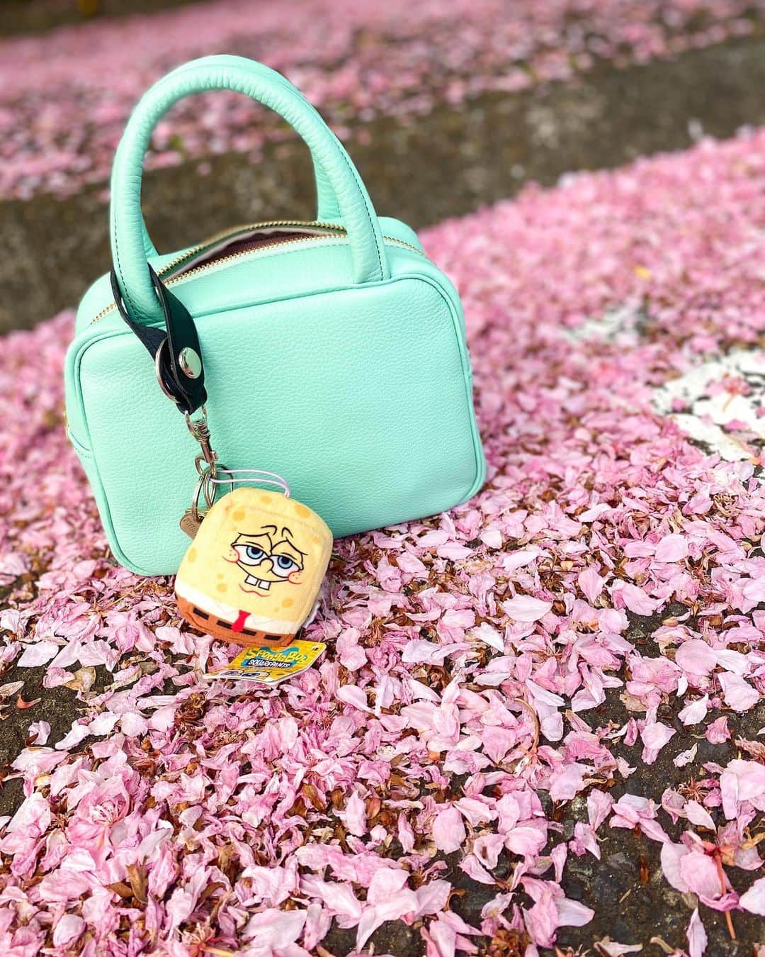 堀舞紀さんのインスタグラム写真 - (堀舞紀Instagram)「🌸🌸🌸  八重桜の絨毯〜ッッ  春が終わるねーーー🙄  一瞬だた。ハカナ〜。  今日はet.を長時間抱っこして ヘトヘト🤷🏽‍♀️ 10キロ以上の負荷をかけて 散歩してるんだから ボディービルダーに なっちゃいそょ🏋🏽‍♀️  新しく仲間入りした 🤖ボストンbag🤖 @ayakawasaki  アヤさんの新作🫶🏾  小ぶりだけどマチがあるから 沢山入るし カラーもとっても可愛くて😩💨  コロン　コロン　ってしてて たまらなく愛おしい。。  小さい子いても ベビーカーにひっかけたり 腕にかけて生活してると 意外とイケタ🙌🏾ッッ  ママのサブバッグにも オススメしたい🍦ーッ  #母親服装 #桜の絨毯 #CHERRYBLOSSOM #japan #ママバッグ」4月21日 17時01分 - mainohori