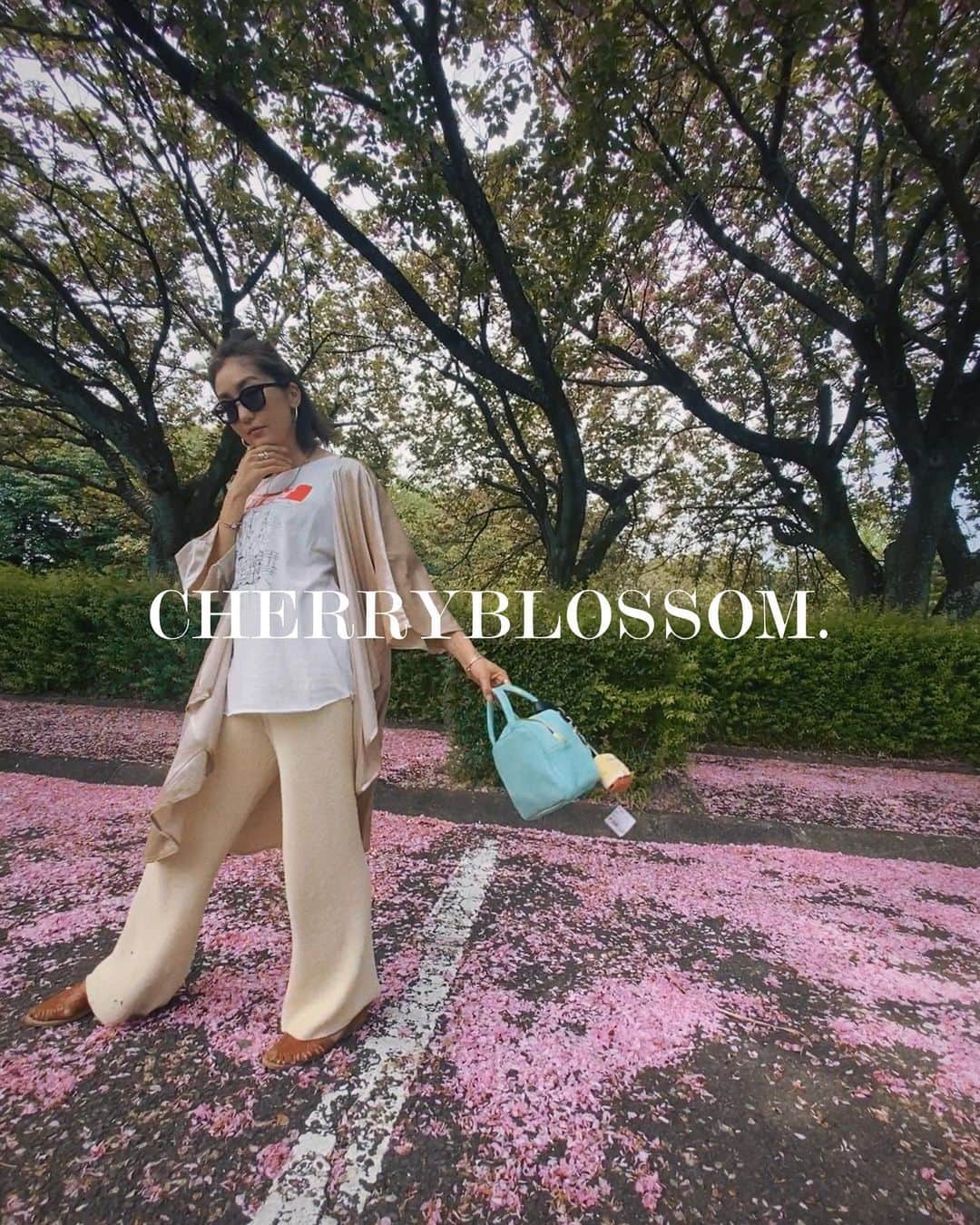 堀舞紀のインスタグラム：「🌸🌸🌸  八重桜の絨毯〜ッッ  春が終わるねーーー🙄  一瞬だた。ハカナ〜。  今日はet.を長時間抱っこして ヘトヘト🤷🏽‍♀️ 10キロ以上の負荷をかけて 散歩してるんだから ボディービルダーに なっちゃいそょ🏋🏽‍♀️  新しく仲間入りした 🤖ボストンbag🤖 @ayakawasaki  アヤさんの新作🫶🏾  小ぶりだけどマチがあるから 沢山入るし カラーもとっても可愛くて😩💨  コロン　コロン　ってしてて たまらなく愛おしい。。  小さい子いても ベビーカーにひっかけたり 腕にかけて生活してると 意外とイケタ🙌🏾ッッ  ママのサブバッグにも オススメしたい🍦ーッ  #母親服装 #桜の絨毯 #CHERRYBLOSSOM #japan #ママバッグ」