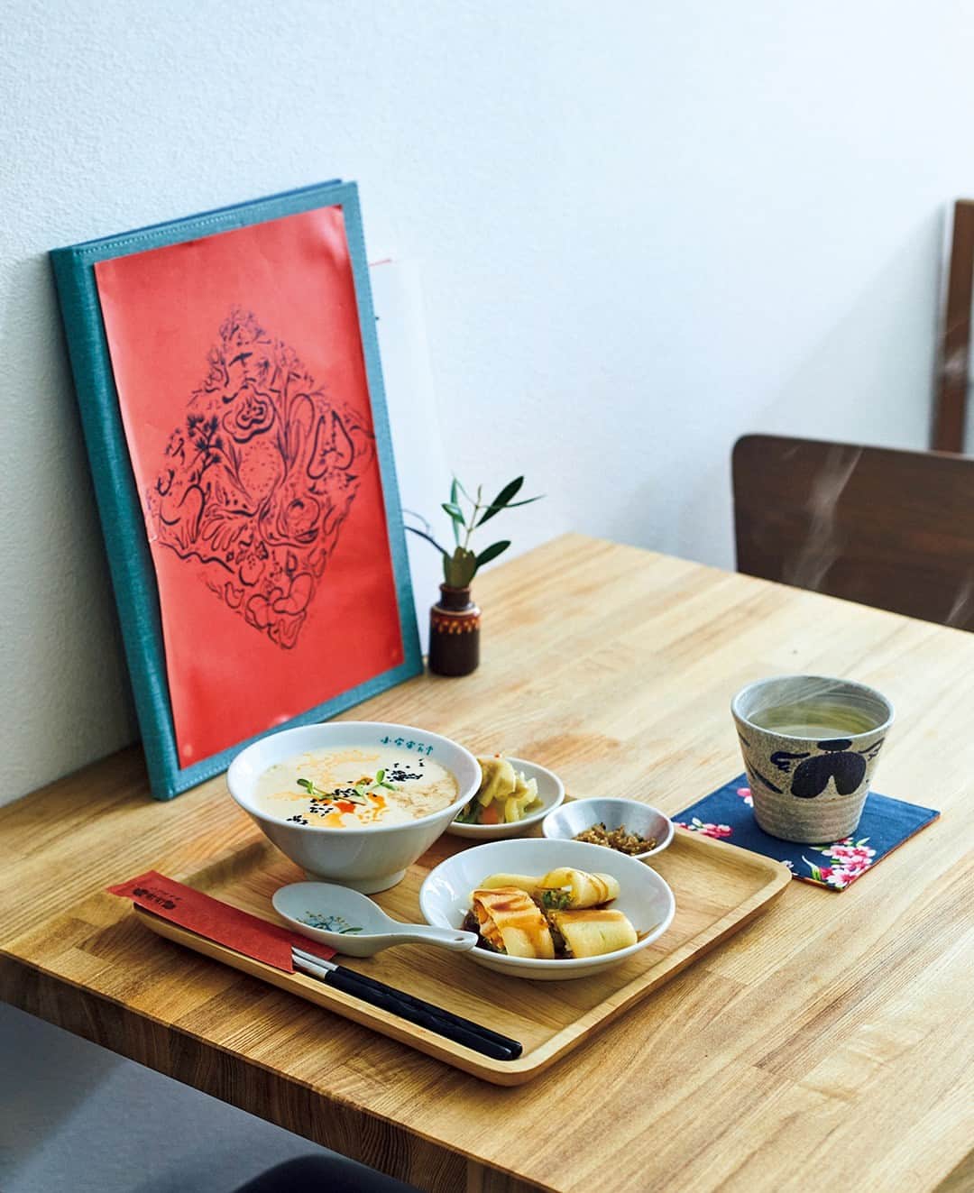 &Premium [&Premium] magazine.さんのインスタグラム写真 - (&Premium [&Premium] magazine.Instagram)「医食同源や薬膳の考え方を大切にした神戸『小宇宙食堂』で、台湾式の朝ごはん。店主のリン・シエさん（@lin_sieii）が提案するのは、日本の食材で作る台湾家庭料理。ゆるく固まる豆乳スープ「鹹豆漿（シェントウジャン）」には、淡路産ちりめんや無添加ザーサイで味に奥行きを。優しい味で体を心地よく目覚めさせてくれます。最新号は「朝を楽しむための28のこと」。 photo : Akira Yamaguchi #andpremium #アンドプレミアム #朝を楽しむための28のこと #bettermorning #breakfast #朝食 #朝ご飯 #朝ごはん #小宇宙食堂 #鹹豆漿 #台湾ごはん #台湾料理 #神戸カフェ #神戸グルメ」4月21日 17時01分 - and_premium