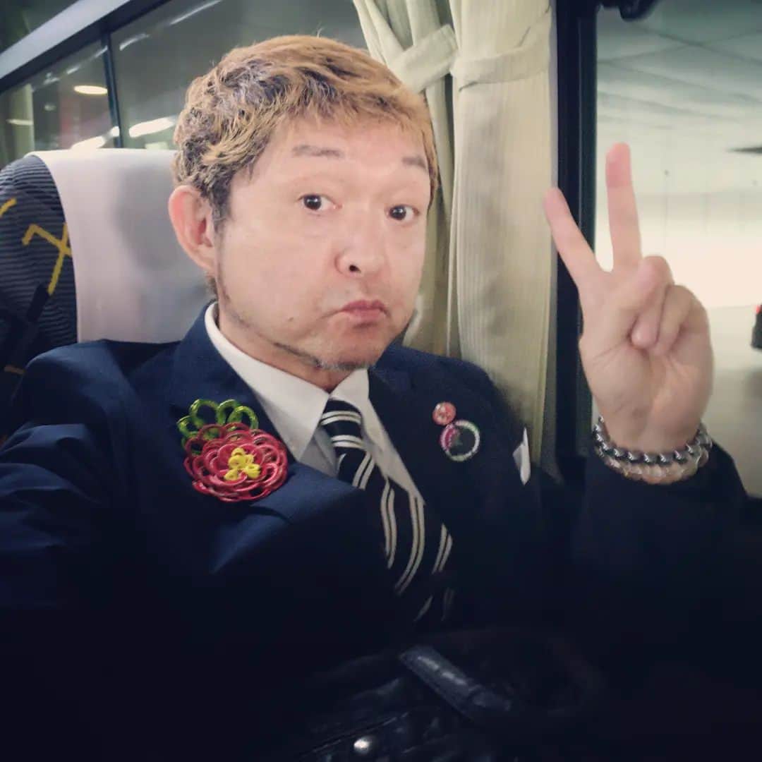 松本隆博のインスタグラム：「。⁡ ⁡なかなかバス発車の時間⁡ ⁡まで空くので、その間に⁡ ⁡衣装きて準備完了‼️‼️‼️⁡ ⁡(笑)⁡ ⁡この格好でリムジンバス⁡ ⁡乗る🚃‪(´•ᴗ• ก )‬՞ ՞⁡ ⁡⁡ ⁡還暦少年 松本隆博」