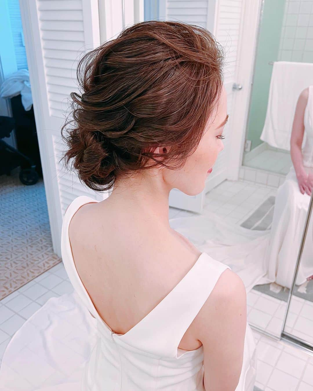 Yukari Ogayaのインスタグラム：「Hawaii wedding 2023 … Updo for ceremony  ニュアンスアップ💜 ヘッドアクセサリーは無しなので その分s字カールで動きを柔らかくだして🤍  .  .  . Hair and makeup by @yukariogaya  . . . .  #2023 #thisisyukaristyle #hawaiiwedding  #destinationwedding  #bridehair  #bridalmakeup  #weddinghairstyles  #updospecialist  #ハワイウェディング #海外ウェディング #花嫁ヘア  #花嫁ヘアメイク  #海外花嫁 #ヘアアレンジ  #ハワイヘアメイク」