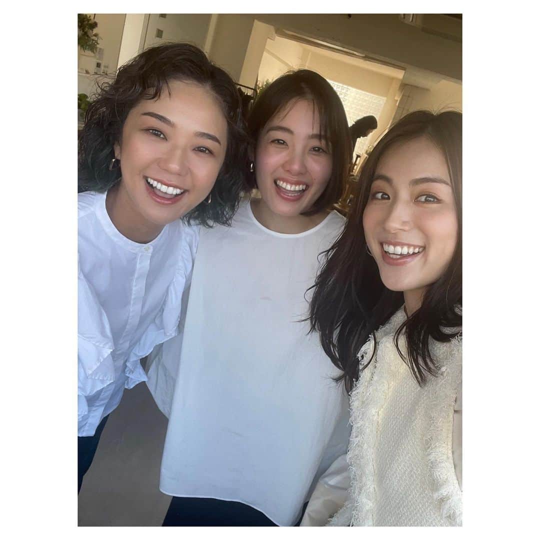 菊池かずみさんのインスタグラム写真 - (菊池かずみInstagram)「VERY 復職するなら「シミを何とかしたい！」１カ月計画  @sasagawayuriさん、 @ayaka8880 さんと産後のシミケアについて対談させていただきました♪  楽しい♪一生話せたなw 私、色黒なんですけどシミはなるべく作りたくない派っていう。 日焼け肌は好きなんですけど。 矛盾してるかもしれないけど、キレイに焼けたい。キレイな日焼け肌好き。  @transino_jp のシミやソバカスケアのアイテム、色々ある中でもこの3商品が特にお気に入り💚  ✔︎ホワイトCプレミアム 内側からしみ、そばかす、色素沈着の緩和ケア✨ 妊娠・授乳期のビタミンC補給としても服用可なので、産休育休中にケアできちゃう♪  ✔︎薬用ホワイトニングフェイシャルマスクEX 美白有効成分トラネキサム酸と炎症を抑えるグリチルリチン酸2Kが配合されている✨うっかり紫外線浴びすぎてしまった日のせめてもの応急処置的ケアに必須！  ✔︎トーンアップCCクリームピンクベージュ こちらも美白有効成分トラネキサム酸配合✨ くすみがちな肌にこのほんのりピンクのCCクリームを塗ると白浮きすることなくトーンアップしてくれる✨汗、水にも強いので汗をかきやすいこれからの季節にもピッタリ♪  #トランシーノ #VERY #ヘアメイク #KIKKUfavorites」4月21日 16時57分 - kikku726