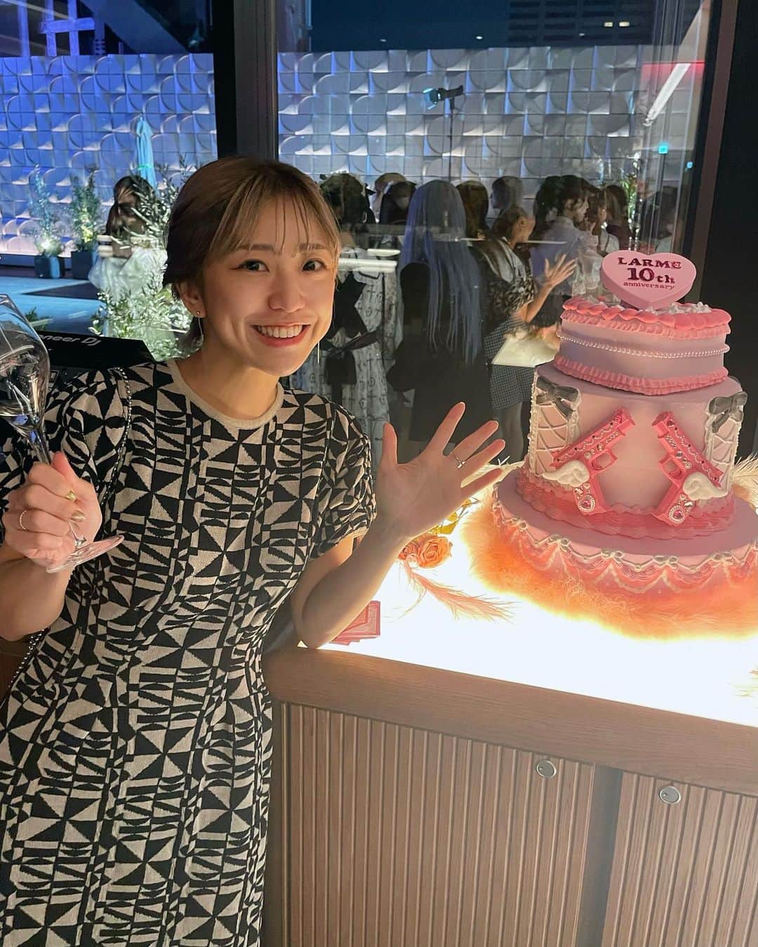 のインスタグラム：「雑誌"LARME"10th♡♡ in TOKYU KABUKICHO TOWER  ランウェイ可愛いかったー❣️ ケーキ可愛いかったー🎂 新しいタワーがオープンして新宿が凄いことになってました😳  #larme#larmemagazine#anniversarycake#fackcake#party#kabukicho#fashion#runway#kawaii#cakewith#shinjuku#tokyukabukichotower#ラルム#東急歌舞伎町タワー」