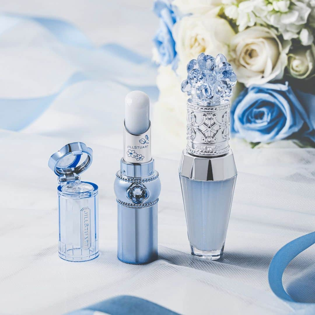 JILLSTUART BEAUTYのインスタグラム：「JILL STUART Something Pure Blue Limited items 〜My Dearest Blue Ring〜 4月28日(金)より発売 《予約受付中》  ■サムシングピュアブルー セント  マイリップス(限定品) まるで素の唇がキレイになったような仕上がりでピュアな血色感を叶える、ティントリップスティック。  ■サムシングピュアブルー セント  リップブーケ セラム(限定品) 花々のエッセンスがとけ込んだような、うるおい溢れるリップ美容液から、サムシングピュアブルーをテーマにした初めての限定アイテム。  ※公式オンラインショップでは予約完売している場合がございます。 4月28日(金)の発売をお待ちください。  #jillstuart #jillstuartbeauty #ジルスチュアート #サムシングブルー #サムシングピュアブルー #花嫁 #花嫁メイク #ウェディング #ギフト #リップ #マイリップス #リップブーケセラム #ティントリップ #リップ美容液」