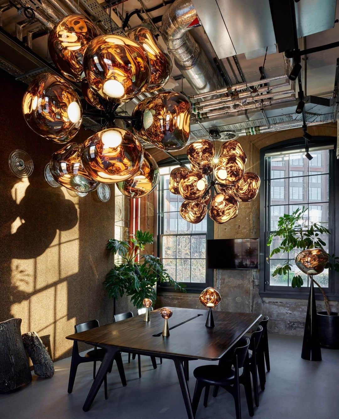 トム ディクソンのインスタグラム：「A swarm, huddle, herd, cluster or bunch; there are a thousand ways of configuring our lamps to produce an extraordinary lighting arrangement. The latest additions to the MELT family include the MELT Burst Chandelier featuring twelve orbs protruding from steel tubes and measuring one metre high.⁠ ⁠ Featured at @isaloniofficial #EUROLUCE2023⁠ HALL 13 - STAND 102⁠ ⁠ #TomDixonCHOICE⁠ #SaloneDelMobile2023⁠ ⁠ @designresearchstudio⁠ @peer_lindgreen⁠」