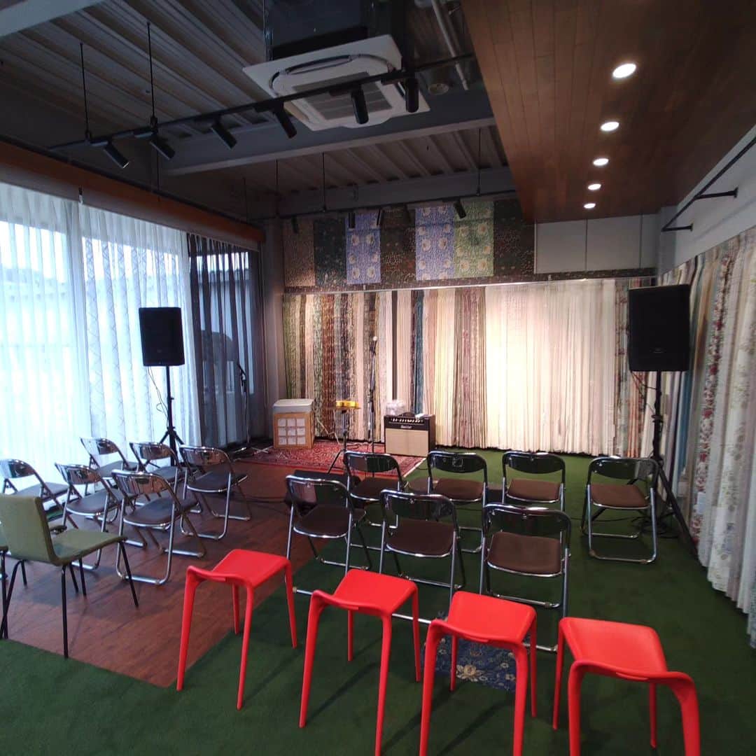 山川のりをのインスタグラム：「今夜は愛媛県西条のインテリアカワニシにて「K-music night」にギターパンダで出演。18時30分/19時、3500円。共演はウィリット。お近くの方は慎重に会いに来てアイニージュー！」