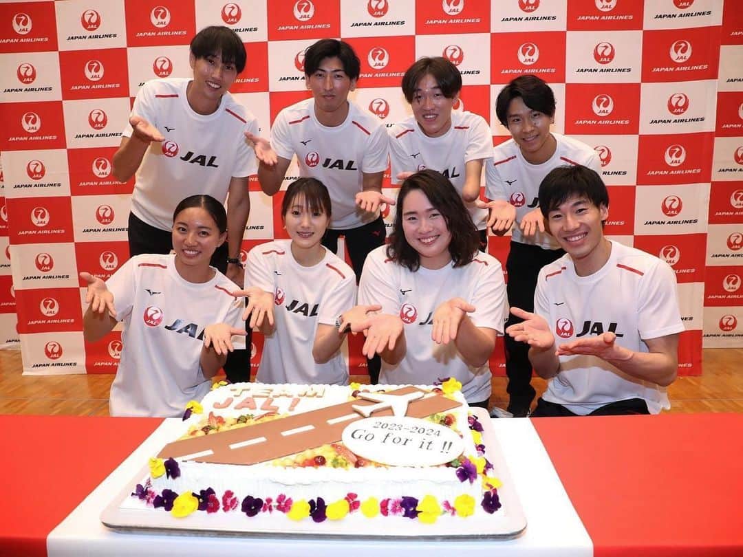 土井杏南のインスタグラム：「#JAL 新チーム 素敵なケーキまで用意していただき嬉しかったです。日々進化を求めて走ります！ありがとうございます😌 @japanairlines_jal  Photo:@getsuriku_photo」