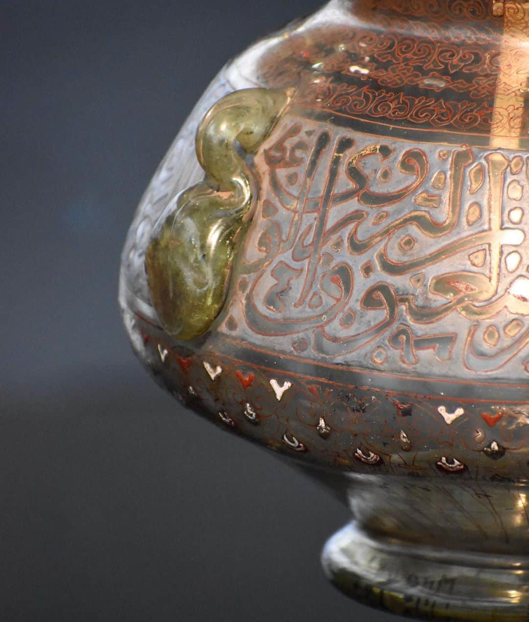 ルーブル美術館さんのインスタグラム写真 - (ルーブル美術館Instagram)「. 🇫🇷 À l’occasion de la fin du ramadan, nous vous invitons à découvrir cette lampe au nom de Ma'tuq ibn Mahfuz ibn Ma'tuq ibn al-Buzuri al-Baghdadi, provenant de Damas et datée de 1294. ⤵  -  🔎 Cette forme de lampe en verre ou en métal, suspendue par des chaînes, est très répandue à l’époque du sultanat mamlouk (1250-1517). Les lampes en verre reçoivent un riche décor doré et d’émaux polychromes, appliqués à chaud sur la surface de l’objet, d'après une technique mise au point dès la première moitié du XIIIe siècle.  -  ✍ La forme esthétique donnée aux lettres du texte inscrit sur le col, ou calligraphie, est un art très prisé dans le monde islamique. Elle est privilégiée pour les décors des monuments religieux et funéraires, dans lesquels les lampes en verre émaillé et doré symbolisent la lumière divine.  ∴ 🌍As Ramadan comes to an end, we invite you to discover this lamp in the name of Ma'tuq ibn Mahfuz ibn al-Buzuri al-Baghdadi, produced in Damascus and dated 1294. ⤵   - 🔎 This form of glass or metal lamp, suspended by chains, was widespread during the Mamluk Sultanate (1250-1517). The glass lamps receive a rich decoration of gilt and polychrome enamels, hot-applied on the surface of the object, according to a technique developed from the first half of the 13th century.   - ✍ The aesthetic form given to letters, or calligraphy, is a highly prized art in the Islamic world. It is favored for the decorations of religious monuments and funerary, in which the enamelled and gilded glass lamps symbolize the divine light.  - 📷 © Musée du Louvre / Nicolas Bousser  . . . #MuséeDuLouvre #Louvre」4月21日 17時04分 - museelouvre