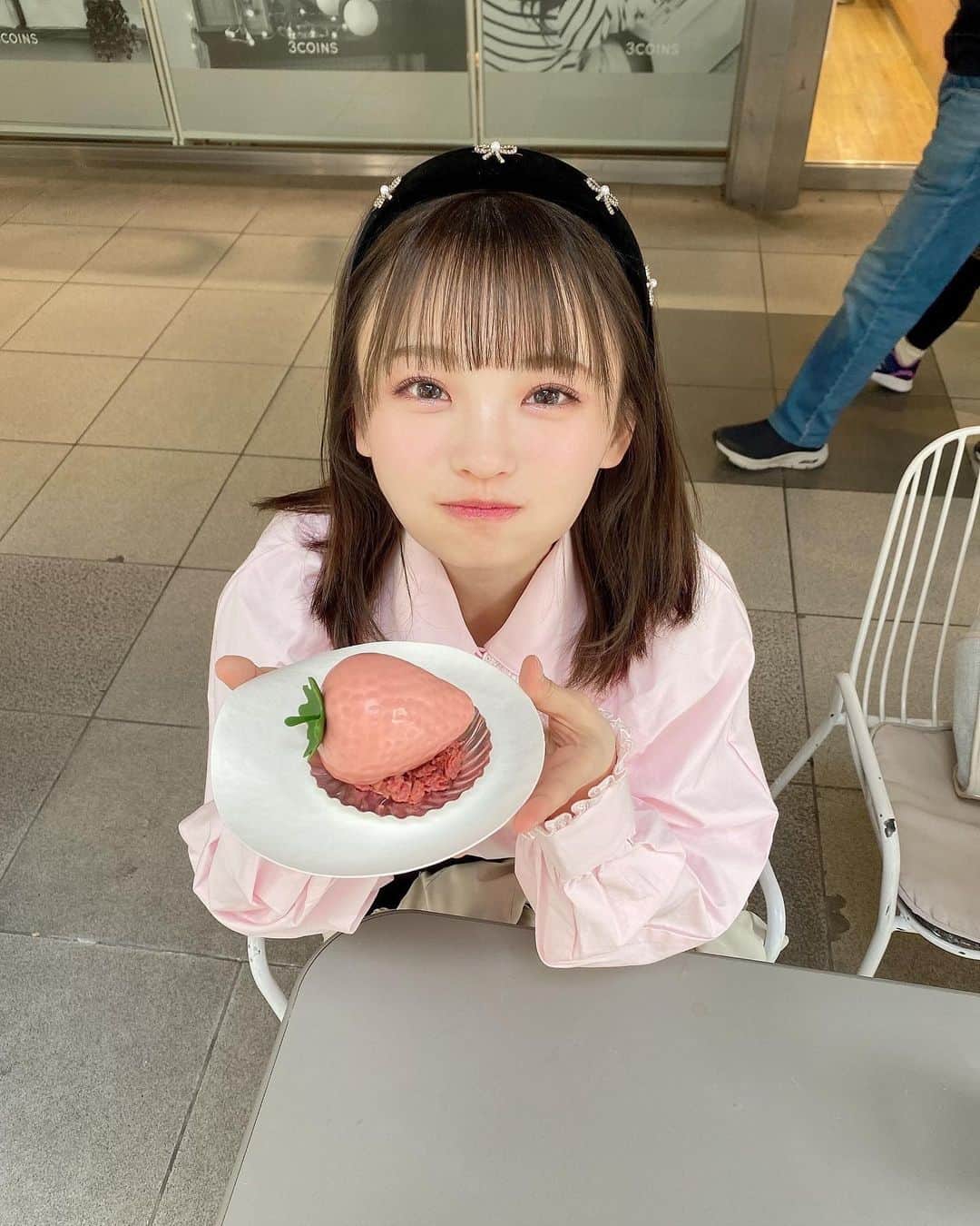 新澤菜央さんのインスタグラム写真 - (新澤菜央Instagram)「左のいちごと、右のいちご、どっち食べる ？🍓  ⭐︎全人類あざと計画⭐︎ ずっと可愛くいたいから食べにくいご飯に誘うのはNGです！！！！⠀  #カフェ巡り #fujifrance #京橋カフェ」4月21日 20時30分 - _shinshin_48