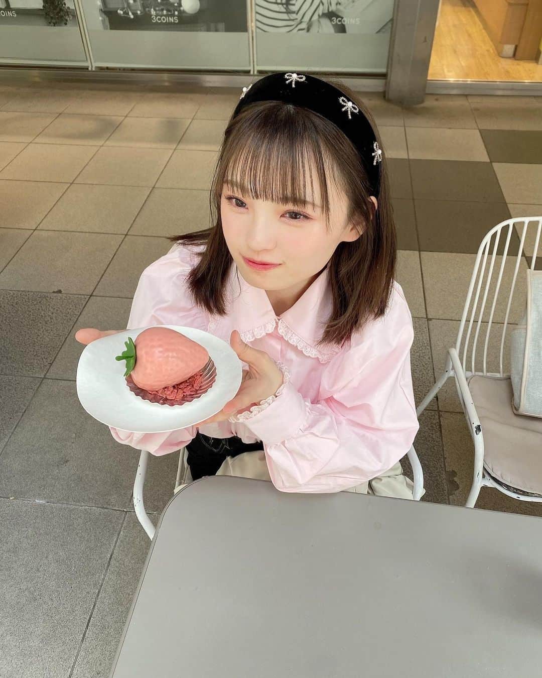 新澤菜央さんのインスタグラム写真 - (新澤菜央Instagram)「左のいちごと、右のいちご、どっち食べる ？🍓  ⭐︎全人類あざと計画⭐︎ ずっと可愛くいたいから食べにくいご飯に誘うのはNGです！！！！⠀  #カフェ巡り #fujifrance #京橋カフェ」4月21日 20時30分 - _shinshin_48
