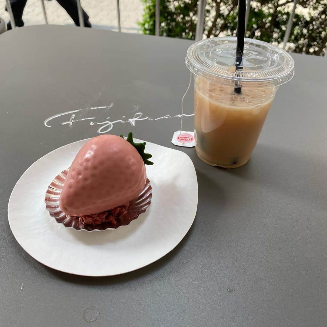 新澤菜央さんのインスタグラム写真 - (新澤菜央Instagram)「左のいちごと、右のいちご、どっち食べる ？🍓  ⭐︎全人類あざと計画⭐︎ ずっと可愛くいたいから食べにくいご飯に誘うのはNGです！！！！⠀  #カフェ巡り #fujifrance #京橋カフェ」4月21日 20時30分 - _shinshin_48