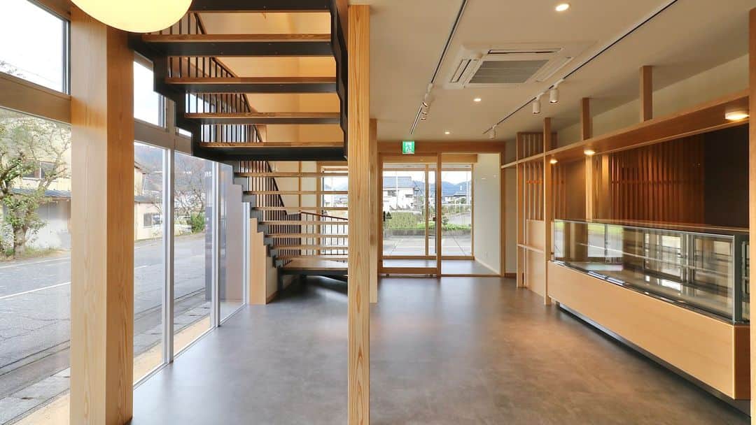伊藤瑞貴建築設計事務所さんのインスタグラム写真 - (伊藤瑞貴建築設計事務所Instagram)「植栽工事が完了したとのことで「おいしい麺の専門店　宗近」さんの外観写真を撮影してきました。  GW明け（正確な日時は未定）に2階の飲食スペースがオープンするようで、現在様々な準備が進んでいます。  オープンしたら真っ先に食べに行こうと思います！！  ーーーーーーーーーーーーーー  h+ ARCHITECTS | エイチプラスアーキテクツ URL: http://miaaa.biz/ ⁡ ーーーーーーーーーーーーーー @mizukiitooo ーーーーーーーーーーーーーー ⁡ #福井県 #坂井市 #福井市 を中心に活動している #hplusARCHITECTS ( #伊藤瑞貴建築設計事務所 )です。 #住宅 #クリニック #オフィス 等、 #シンプル で #モダン で #サスティナブル ( #パッシブハウス )な建築を中心ご提案させて頂いております。  ⁡ #建築 #建築設計事務所 #ロングライフデザイン #スローライフ #緑のある暮らし #デザイン #インテリア #クリニックデザイン #オフィスデザイン #ショップデザイン #architects #architettura #architecture #green #architects #simple #simplelife #design ⁡ ーーーーーーーーーーーーーー ⁡ 株式会社hplus ⁡ 株式会社hplusでは、「つながりのデザインで、地域に+happiness。」というPurposeの元、h+ ARCHITECTS × h+ LAB.の2つのエンジンにより様々な事業を展開していきます。 ⁡ ⁡」4月21日 17時06分 - mizukiitooo