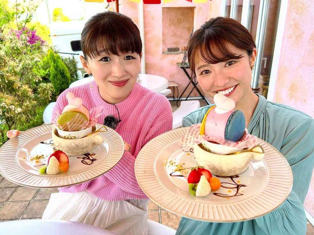 沙羅さんのインスタグラム写真 - (沙羅Instagram)「GW常滑女子旅のススメ🍧🏺 ⁡ スイッチ観てくださったみなさん❣️ ありがとうございます😊 ⁡ そして、、 結構天然な国生アナに、 私のビジネス天然ボケ綾瀬はるかさんが かなわなかったロケでした😂😂😂 ⁡ とにもかくにも！ 自由に旅できるようになったことが嬉しいなぁ〜😭 常滑は自然もいっぱい🌲お店の人もみんないい人だったし、 レトロなのに新しいお店もたくさんあって、 大好きな街になりました🥳楽しかった〜❣️ ⁡ みんなはGWどこ行く〜？？ ⁡ #スイッチ #国生千代アナ #沙羅 #ものまね #愛知県常滑市 #とこにゃんでか‼️笑 #常滑焼  #味があって素晴らしいです ⁡ #侘助 さんの #カレーうどんめちゃくちゃ美味しかった🥹 #ビストロバルフルール さんの #常滑の映えスイーツ #マカロンの中に濃厚なシャーベット❣️ #可愛くて美味しかった🥹 #洞雲寺 #MADOYAMA #晴光 #ろくろ体験初めてで楽しかった☺️ #やきもの散歩道 #素敵な街並みでした🍀 #街のみなさん #出会った小学生のみんな #ありがとう❤️」4月21日 17時07分 - sarapika128