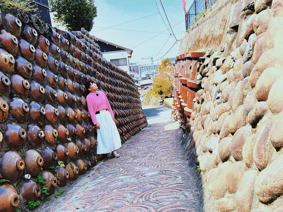 沙羅さんのインスタグラム写真 - (沙羅Instagram)「GW常滑女子旅のススメ🍧🏺 ⁡ スイッチ観てくださったみなさん❣️ ありがとうございます😊 ⁡ そして、、 結構天然な国生アナに、 私のビジネス天然ボケ綾瀬はるかさんが かなわなかったロケでした😂😂😂 ⁡ とにもかくにも！ 自由に旅できるようになったことが嬉しいなぁ〜😭 常滑は自然もいっぱい🌲お店の人もみんないい人だったし、 レトロなのに新しいお店もたくさんあって、 大好きな街になりました🥳楽しかった〜❣️ ⁡ みんなはGWどこ行く〜？？ ⁡ #スイッチ #国生千代アナ #沙羅 #ものまね #愛知県常滑市 #とこにゃんでか‼️笑 #常滑焼  #味があって素晴らしいです ⁡ #侘助 さんの #カレーうどんめちゃくちゃ美味しかった🥹 #ビストロバルフルール さんの #常滑の映えスイーツ #マカロンの中に濃厚なシャーベット❣️ #可愛くて美味しかった🥹 #洞雲寺 #MADOYAMA #晴光 #ろくろ体験初めてで楽しかった☺️ #やきもの散歩道 #素敵な街並みでした🍀 #街のみなさん #出会った小学生のみんな #ありがとう❤️」4月21日 17時07分 - sarapika128