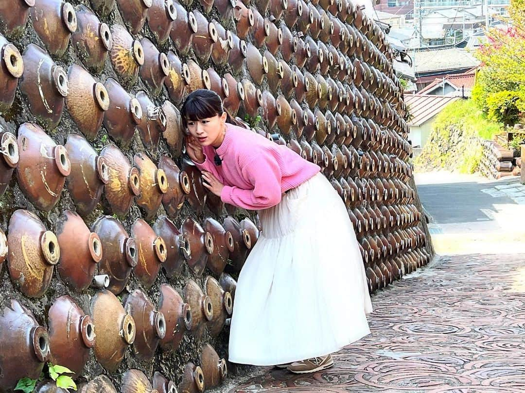 沙羅さんのインスタグラム写真 - (沙羅Instagram)「GW常滑女子旅のススメ🍧🏺 ⁡ スイッチ観てくださったみなさん❣️ ありがとうございます😊 ⁡ そして、、 結構天然な国生アナに、 私のビジネス天然ボケ綾瀬はるかさんが かなわなかったロケでした😂😂😂 ⁡ とにもかくにも！ 自由に旅できるようになったことが嬉しいなぁ〜😭 常滑は自然もいっぱい🌲お店の人もみんないい人だったし、 レトロなのに新しいお店もたくさんあって、 大好きな街になりました🥳楽しかった〜❣️ ⁡ みんなはGWどこ行く〜？？ ⁡ #スイッチ #国生千代アナ #沙羅 #ものまね #愛知県常滑市 #とこにゃんでか‼️笑 #常滑焼  #味があって素晴らしいです ⁡ #侘助 さんの #カレーうどんめちゃくちゃ美味しかった🥹 #ビストロバルフルール さんの #常滑の映えスイーツ #マカロンの中に濃厚なシャーベット❣️ #可愛くて美味しかった🥹 #洞雲寺 #MADOYAMA #晴光 #ろくろ体験初めてで楽しかった☺️ #やきもの散歩道 #素敵な街並みでした🍀 #街のみなさん #出会った小学生のみんな #ありがとう❤️」4月21日 17時07分 - sarapika128