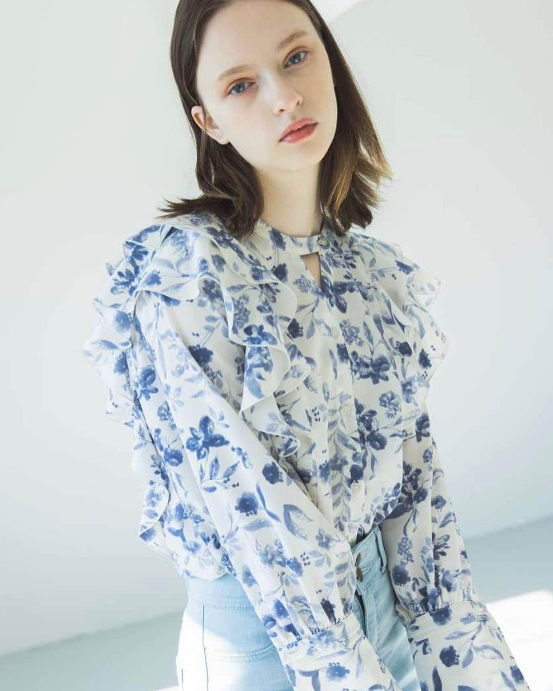 Fleur Fleurのインスタグラム：「喜歡藍色的請舉手🙋🏻‍♀️💙✨✨ majestic legon 水彩印花雪紡上衣  單著襯牛仔褲 或者襯西裝外套都好好睇😌👌🏼 全線新作一律有八折 購買兩件可享免費順豐送貨服務歡迎WhatsApp直接落單 我哋門市全部都係現貨發售📦👌🏼 亦都歡迎上嚟門市參觀 WhatsApp：5572 9458 銅鑼灣門市：恩平道52號2樓A室」