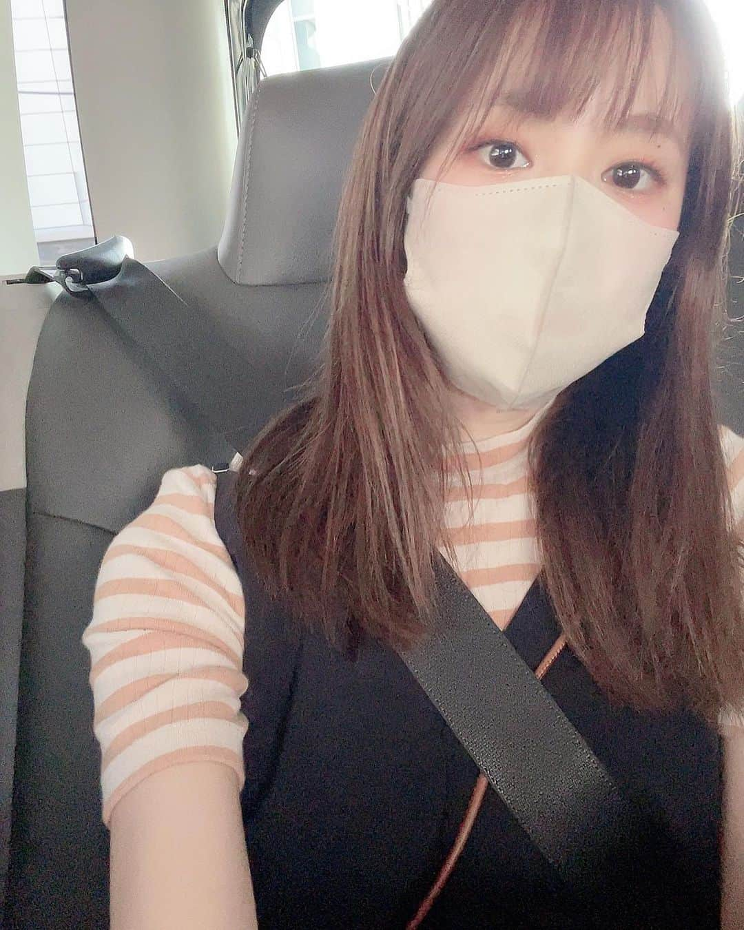 前田佳織里のインスタグラム：「暑いねぇ〜 スタジオで半袖で行ったら格好が夏すぎて笑われました笑😆 いまの時期で夏服着てるからもう夏に何着たらいいんだあ？？？ (移動時間が今日はタイトだったのでタクシー🚕💦) 水分しっかりとっていきましょう！☀️ #暑い #夏服」