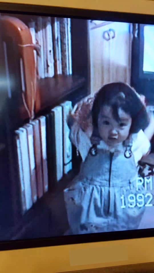米澤かおりのインスタグラム：「米澤かおり、もうすぐ2歳🍭 すべてのパーツがまんまるのころ🍭  #思い出 #セントフォース #米澤かおり」