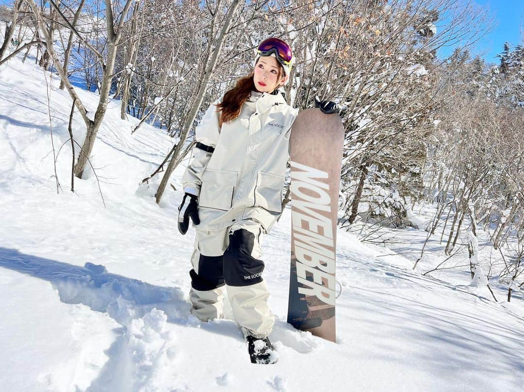 りほさんのインスタグラム写真 - (りほInstagram)「新しいお知らせです！❤️😆🏂  RIHOプロデュースSNOW WEAR☃️ @the_society_offical  【THESOCIETY 】2023〜2024年ニューモデル期間限定特別予約会を開催いたします！💕😆  明日11:00から開始します！✨  この期間だけの特別割引サービスを実施します！ 早期に予約いただくとシーズン中よりもさらにお得にGETできちゃいます😍  ❄️日時❄️ 【2023年4月22日AM11時〜5月31日まで】  商品は限定数ですので、期限内でも品切れの場合がありますので、お見逃しなく！😳去年も物により在庫切れもあったので気になる方はお早めに💕☺️  是非チェックしてみてください😆❤️ URLはRIHOのプロフィール欄にありますのでそちらから飛んでください💕✈️  上記の時間にならないとサイトが対応しないと思うので、しっかり時間チェックしてくださいね😆 @the_society_offical   #スノーボード #スノーボード女子 #スノーボードウェア #スノーボード好きな人と繋がりたい #スノーボード好きと繋がりたい #スノーボード初心者 #スノボ #スノボ女子 #スノボウェア #スノボー #スノボー女子 #スノボ好きな人と繋がりたい #スノボー初心者 #スノボ初心者 #グラトリ #グラトリ女子 #グラトリ初心者 #グラトリ練習中 #snowboarding #snowboardwear #japanesegirl #スキー場 #スキー #スキー女子 #スキーウェア #スキー好きな人と繋がりたい #アウトドア #カジュアルコーデ #outdoorfashion #ski」4月21日 17時09分 - ri1ho