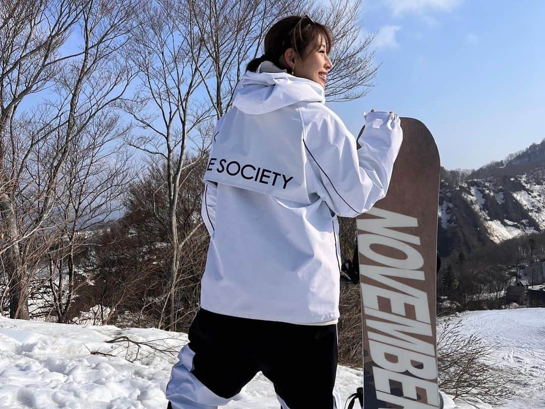 りほさんのインスタグラム写真 - (りほInstagram)「新しいお知らせです！❤️😆🏂  RIHOプロデュースSNOW WEAR☃️ @the_society_offical  【THESOCIETY 】2023〜2024年ニューモデル期間限定特別予約会を開催いたします！💕😆  明日11:00から開始します！✨  この期間だけの特別割引サービスを実施します！ 早期に予約いただくとシーズン中よりもさらにお得にGETできちゃいます😍  ❄️日時❄️ 【2023年4月22日AM11時〜5月31日まで】  商品は限定数ですので、期限内でも品切れの場合がありますので、お見逃しなく！😳去年も物により在庫切れもあったので気になる方はお早めに💕☺️  是非チェックしてみてください😆❤️ URLはRIHOのプロフィール欄にありますのでそちらから飛んでください💕✈️  上記の時間にならないとサイトが対応しないと思うので、しっかり時間チェックしてくださいね😆 @the_society_offical   #スノーボード #スノーボード女子 #スノーボードウェア #スノーボード好きな人と繋がりたい #スノーボード好きと繋がりたい #スノーボード初心者 #スノボ #スノボ女子 #スノボウェア #スノボー #スノボー女子 #スノボ好きな人と繋がりたい #スノボー初心者 #スノボ初心者 #グラトリ #グラトリ女子 #グラトリ初心者 #グラトリ練習中 #snowboarding #snowboardwear #japanesegirl #スキー場 #スキー #スキー女子 #スキーウェア #スキー好きな人と繋がりたい #アウトドア #カジュアルコーデ #outdoorfashion #ski」4月21日 17時09分 - ri1ho