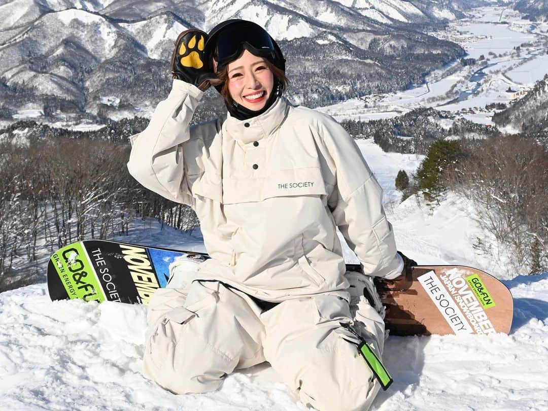 りほさんのインスタグラム写真 - (りほInstagram)「新しいお知らせです！❤️😆🏂  RIHOプロデュースSNOW WEAR☃️ @the_society_offical  【THESOCIETY 】2023〜2024年ニューモデル期間限定特別予約会を開催いたします！💕😆  明日11:00から開始します！✨  この期間だけの特別割引サービスを実施します！ 早期に予約いただくとシーズン中よりもさらにお得にGETできちゃいます😍  ❄️日時❄️ 【2023年4月22日AM11時〜5月31日まで】  商品は限定数ですので、期限内でも品切れの場合がありますので、お見逃しなく！😳去年も物により在庫切れもあったので気になる方はお早めに💕☺️  是非チェックしてみてください😆❤️ URLはRIHOのプロフィール欄にありますのでそちらから飛んでください💕✈️  上記の時間にならないとサイトが対応しないと思うので、しっかり時間チェックしてくださいね😆 @the_society_offical   #スノーボード #スノーボード女子 #スノーボードウェア #スノーボード好きな人と繋がりたい #スノーボード好きと繋がりたい #スノーボード初心者 #スノボ #スノボ女子 #スノボウェア #スノボー #スノボー女子 #スノボ好きな人と繋がりたい #スノボー初心者 #スノボ初心者 #グラトリ #グラトリ女子 #グラトリ初心者 #グラトリ練習中 #snowboarding #snowboardwear #japanesegirl #スキー場 #スキー #スキー女子 #スキーウェア #スキー好きな人と繋がりたい #アウトドア #カジュアルコーデ #outdoorfashion #ski」4月21日 17時09分 - ri1ho