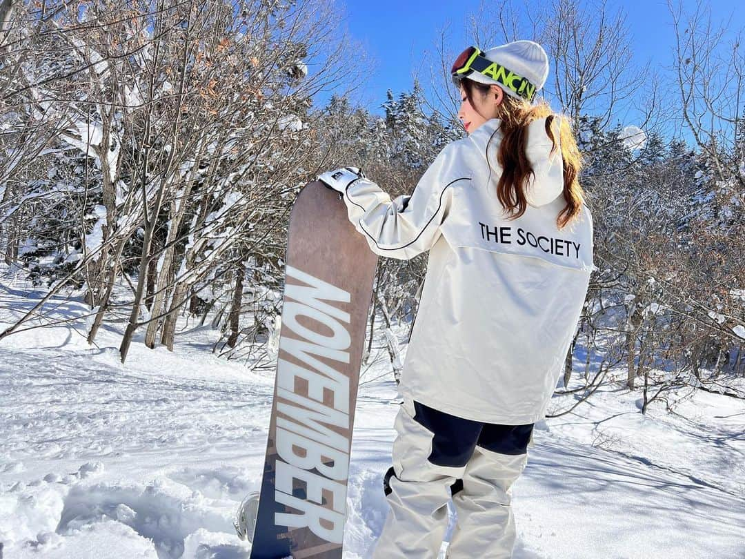 りほさんのインスタグラム写真 - (りほInstagram)「新しいお知らせです！❤️😆🏂  RIHOプロデュースSNOW WEAR☃️ @the_society_offical  【THESOCIETY 】2023〜2024年ニューモデル期間限定特別予約会を開催いたします！💕😆  明日11:00から開始します！✨  この期間だけの特別割引サービスを実施します！ 早期に予約いただくとシーズン中よりもさらにお得にGETできちゃいます😍  ❄️日時❄️ 【2023年4月22日AM11時〜5月31日まで】  商品は限定数ですので、期限内でも品切れの場合がありますので、お見逃しなく！😳去年も物により在庫切れもあったので気になる方はお早めに💕☺️  是非チェックしてみてください😆❤️ URLはRIHOのプロフィール欄にありますのでそちらから飛んでください💕✈️  上記の時間にならないとサイトが対応しないと思うので、しっかり時間チェックしてくださいね😆 @the_society_offical   #スノーボード #スノーボード女子 #スノーボードウェア #スノーボード好きな人と繋がりたい #スノーボード好きと繋がりたい #スノーボード初心者 #スノボ #スノボ女子 #スノボウェア #スノボー #スノボー女子 #スノボ好きな人と繋がりたい #スノボー初心者 #スノボ初心者 #グラトリ #グラトリ女子 #グラトリ初心者 #グラトリ練習中 #snowboarding #snowboardwear #japanesegirl #スキー場 #スキー #スキー女子 #スキーウェア #スキー好きな人と繋がりたい #アウトドア #カジュアルコーデ #outdoorfashion #ski」4月21日 17時09分 - ri1ho