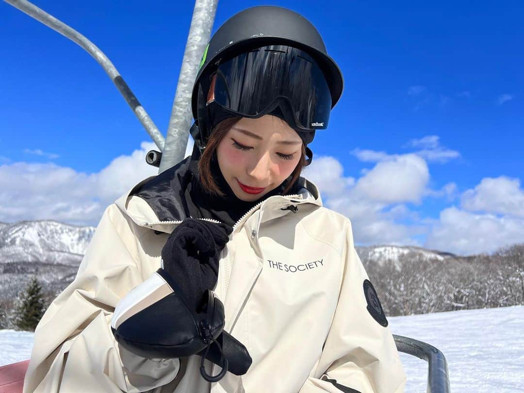 りほさんのインスタグラム写真 - (りほInstagram)「新しいお知らせです！❤️😆🏂  RIHOプロデュースSNOW WEAR☃️ @the_society_offical  【THESOCIETY 】2023〜2024年ニューモデル期間限定特別予約会を開催いたします！💕😆  明日11:00から開始します！✨  この期間だけの特別割引サービスを実施します！ 早期に予約いただくとシーズン中よりもさらにお得にGETできちゃいます😍  ❄️日時❄️ 【2023年4月22日AM11時〜5月31日まで】  商品は限定数ですので、期限内でも品切れの場合がありますので、お見逃しなく！😳去年も物により在庫切れもあったので気になる方はお早めに💕☺️  是非チェックしてみてください😆❤️ URLはRIHOのプロフィール欄にありますのでそちらから飛んでください💕✈️  上記の時間にならないとサイトが対応しないと思うので、しっかり時間チェックしてくださいね😆 @the_society_offical   #スノーボード #スノーボード女子 #スノーボードウェア #スノーボード好きな人と繋がりたい #スノーボード好きと繋がりたい #スノーボード初心者 #スノボ #スノボ女子 #スノボウェア #スノボー #スノボー女子 #スノボ好きな人と繋がりたい #スノボー初心者 #スノボ初心者 #グラトリ #グラトリ女子 #グラトリ初心者 #グラトリ練習中 #snowboarding #snowboardwear #japanesegirl #スキー場 #スキー #スキー女子 #スキーウェア #スキー好きな人と繋がりたい #アウトドア #カジュアルコーデ #outdoorfashion #ski」4月21日 17時09分 - ri1ho