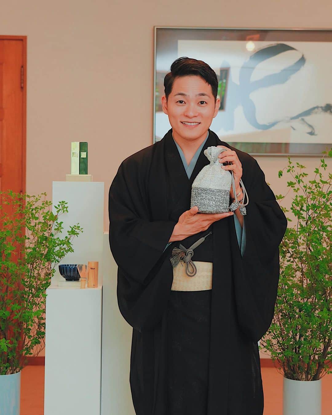 広海・深海のインスタグラム：「THE GINZA の素晴らしいお茶会へ😋 ザギンザらしい素晴らしい世界観  HOSOOさんとセリザワさんとコラボした巾着が素敵すぎる。  初めてのお着物は @shosa_kyoto_official さんにお世話になりました。  @theginza_official  @mai.serizawa  @hosoo_official  @shosa_kyoto_official   #kyoto #japan #japantravel」