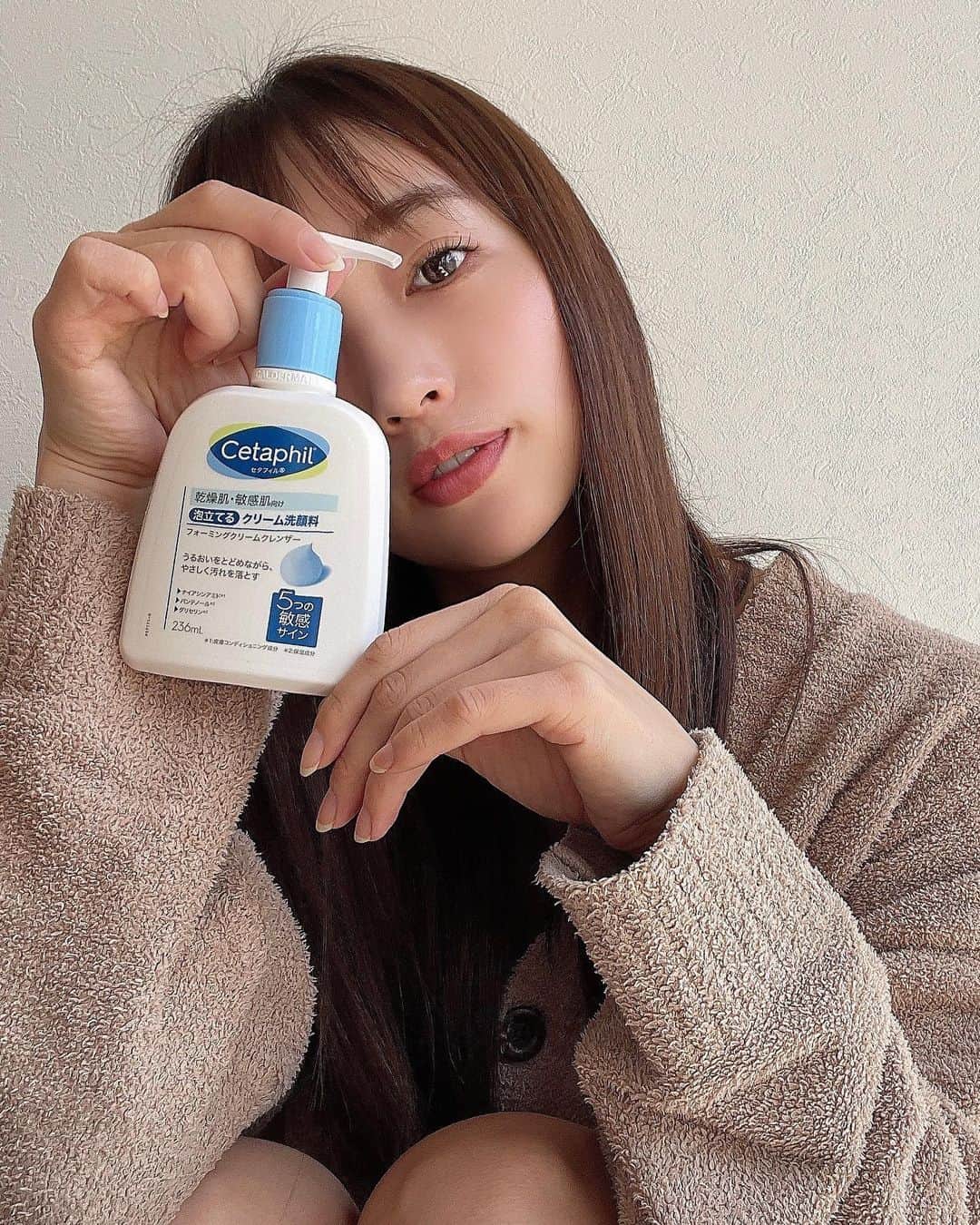唯可（yuika）さんのインスタグラム写真 - (唯可（yuika）Instagram)「年中乾燥肌の私がお気に入りで使っている セタフィル🫶  そんなセタフィルからフォーミングクリームクレンザー という泡立てるクリーム洗顔も出ていることを知り 最近ゲットしたよ✨  セタフィルは製薬会社が開発した75年以上もの歴史を持つ乾燥肌・敏感肌のためのスキンケアブランドなの！  この洗顔料は、敏感肌の人が感じる 「5つの敏感サイン」に着目して開発されたんだって！ (バリア機能の低下、乾燥、ヒリつき、ごわつき、つっぱり) ポンプタイプで衛生的にも良いし、洗い上がりのしっとり感も好き！無香料で低刺激だから老若男女問わずおすすめ！ 中学生の娘にも安心して使ってもらえるのもうれしい🥹  乾燥肌にはかかせないモイスチャライジングローションも顔と体に使えるから家族みんなの保湿ケアに最適🫶  @cetaphil_jp  #セタフィル #cetaphil #製薬会社開発 #敏感肌スキンケア #乾燥肌 #乾燥肌対策 #乾燥肌ケア #敏感肌 #5つの敏感サイン #皮膚科学発想 #モイスチャーバリア3x #cetaphil_pr #cetaphil_family #うるおえワタシ」4月21日 17時12分 - yu.i.k.a