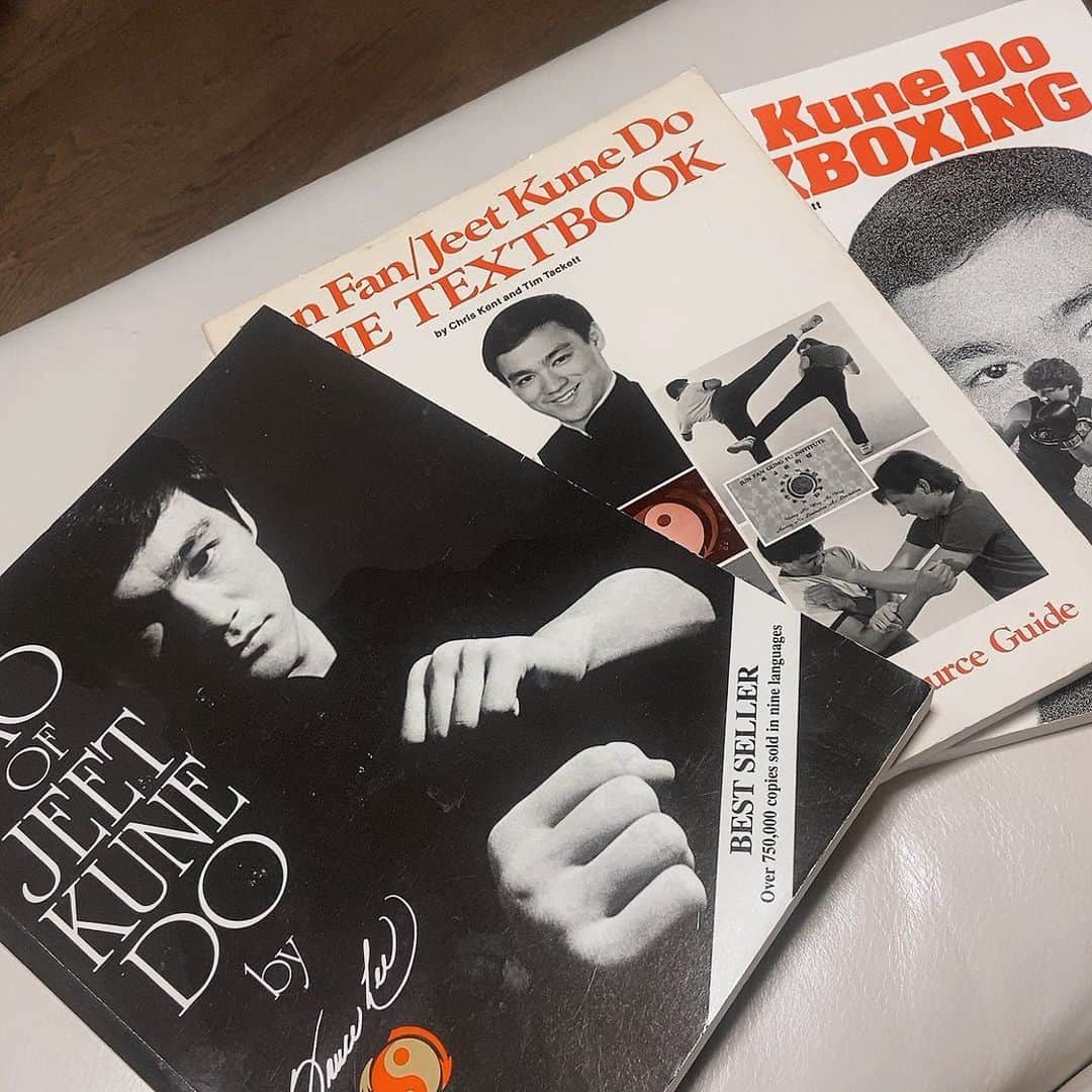 上田祥子さんのインスタグラム写真 - (上田祥子Instagram)「ブルース・リーの大ファンで、LA時代はジークンドーを習っていました。先生はあのダン・イノサントの弟子。ブルース・リーファンならお名前聞いただけで興奮ですよね。 週一のグループレッスンに加えマンツーマンレッスンも取り、着々と上達したあの頃。帰国時には、ボクシンググローブを手荷物で持って帰ってきたほどのめり込んでいましたが、当時日本のジークンドーには日本ならではの堅苦しい印象を受けてしまい、結局続けませんでした。もっとやりたかったなあ。しかし多少喧嘩は強くなったと思います笑。 先日本棚を整理していたら、LAの格闘技専門店で購入したブルース・リー関連の書籍や『燃えよドラゴン(Enter the dragon)』のスクリプトが。しばし読み耽ってしまいました。昭和40年前後生まれのヌンチャク世代には、この熱い思い、共感頂けると思います。 #brucelee  #ブルースリー #ジークンドー」4月21日 17時12分 - uedasachikoinsta